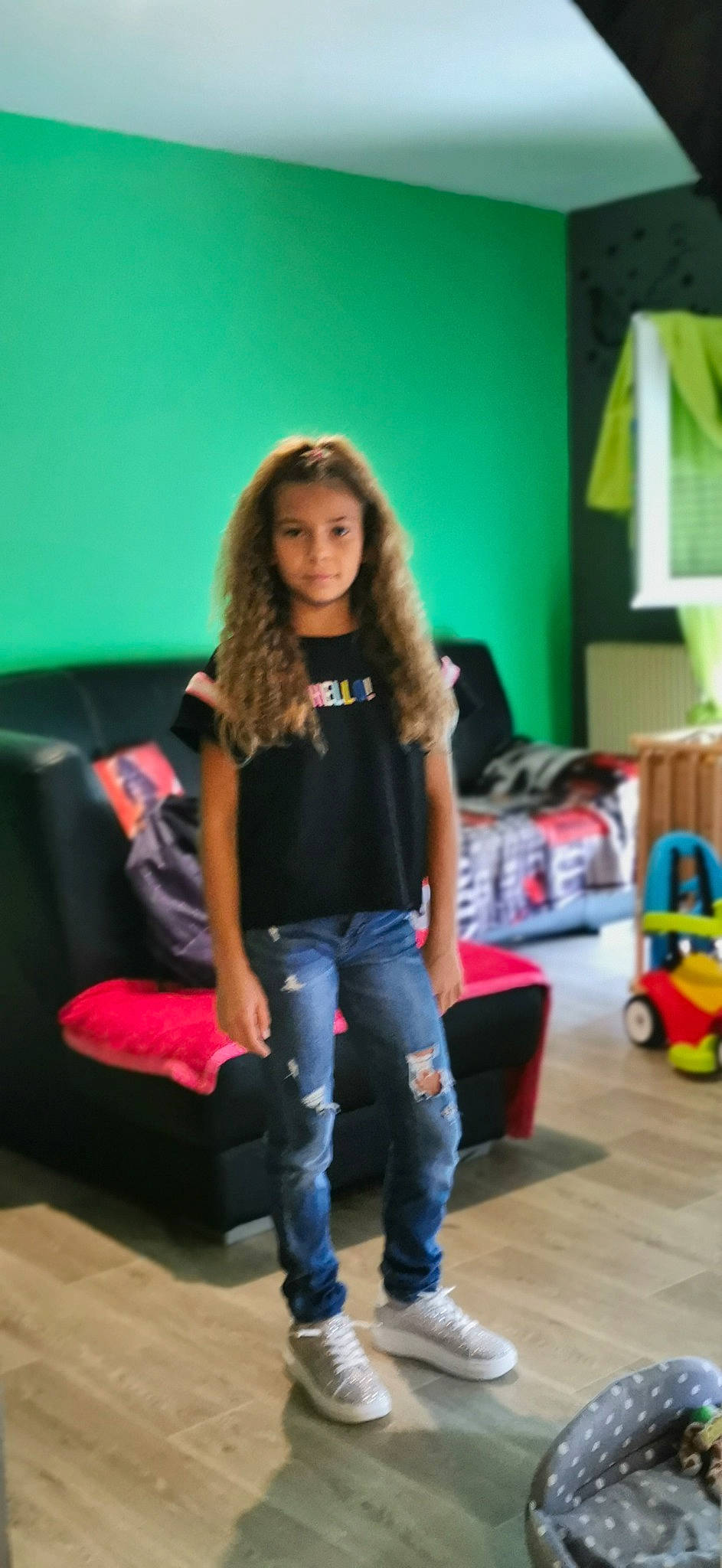 Laura a rejoint le concours — aidez-le/la à gagner de superbes lots ! denim, electric_blue, event, floor, flooring, fun, green, human_leg, jeans, joint, knee, leisure, long_hair, person, shoulder, sleeve, studio_couch, t_shirt, thigh, waist