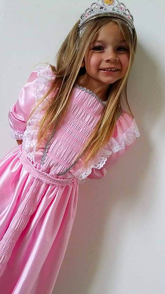 Laura a rejoint le concours — aidez-le/la à gagner de superbes lots ! dress, eye, face, fashion_design, flash_photography, hair, happy, head, headwear, human_body, jewellery, joy, lip, long_hair, magenta, outerwear, people_in_nature, person, pink, skin