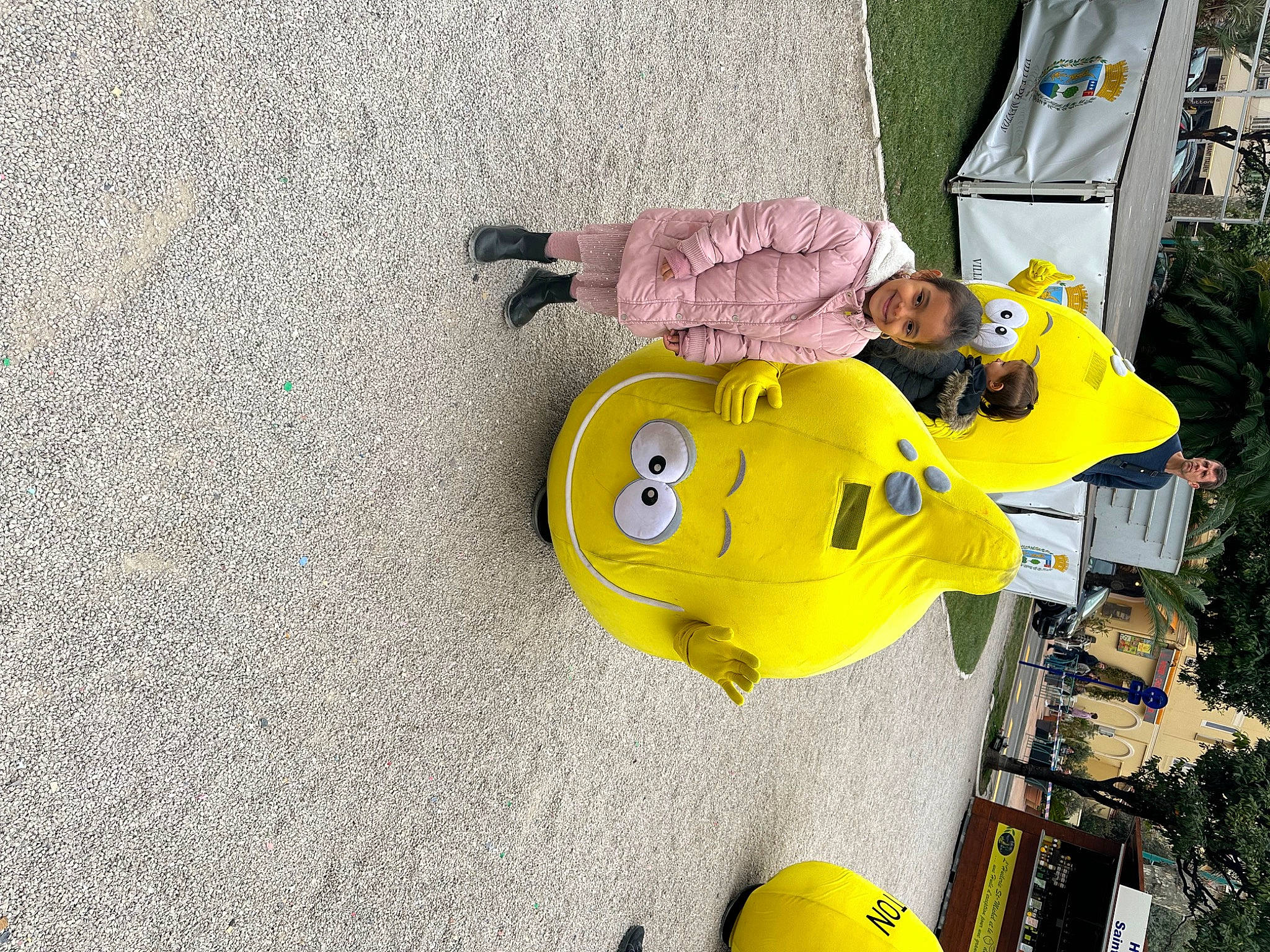 Nessa participe au concours pour gagner de l'argent avec cette photo : asphalt, child, concrete, fun, grass, joy, leisure, motor_vehicle, person, plant, recreation, road_surface, smile, toddler, toy, tree, yellow