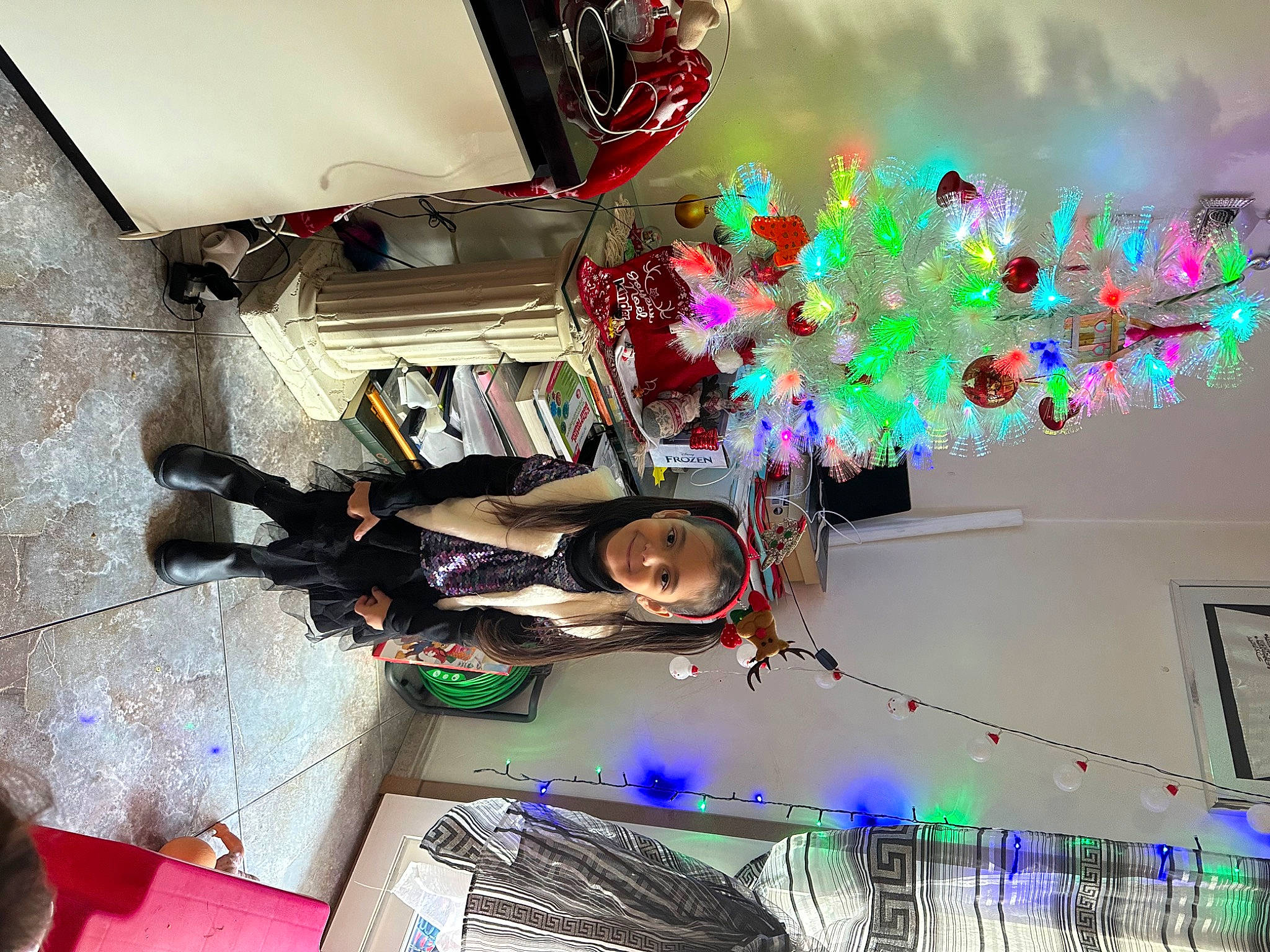 Nessa a rejoint le concours — aidez-le/la à gagner de superbes lots ! art, ceiling, electrical_supply, entertainment, event, fun, joy, leisure, light, machine, magenta, party, party_supply, person, pink, purple, room, space, visual_arts, visual_effect_lighting