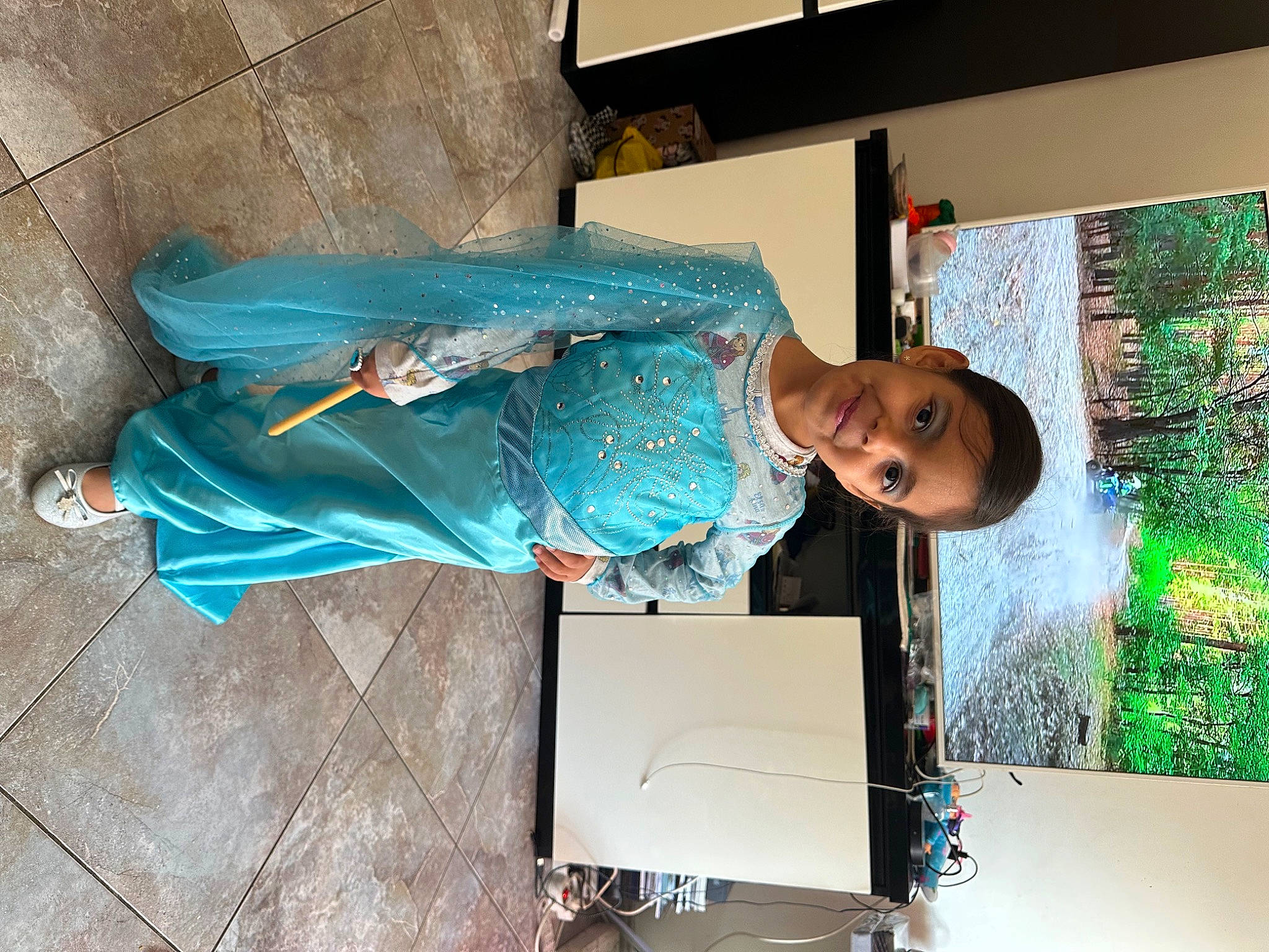 Nessa participe au concours pour gagner de l'argent avec cette photo : display_device, elbow, electric_blue, fun, joy, leisure, person, room, sleeve, smile, t_shirt, tree, visual_arts