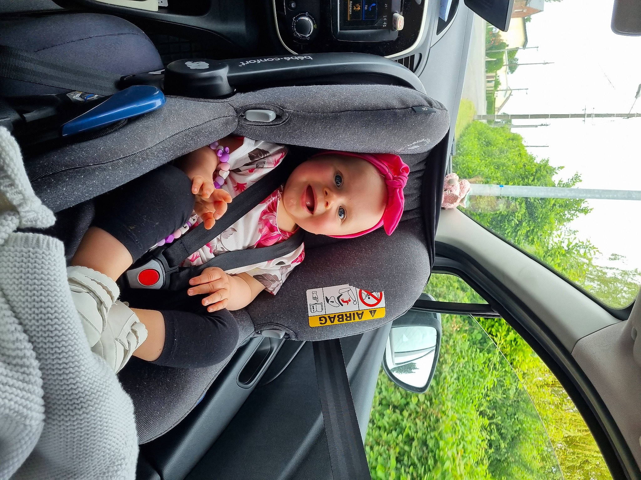 Lila a rejoint le concours — aidez-le/la à gagner de superbes lots ! auto_part, automotive_design, automotive_exterior, automotive_mirror, baby, baby_carriage, car, car_seat, car_seat_cover, hand, headwear, joy, mammal, motor_vehicle, person, photograph, plant, steering_part, steering_wheel, toddler