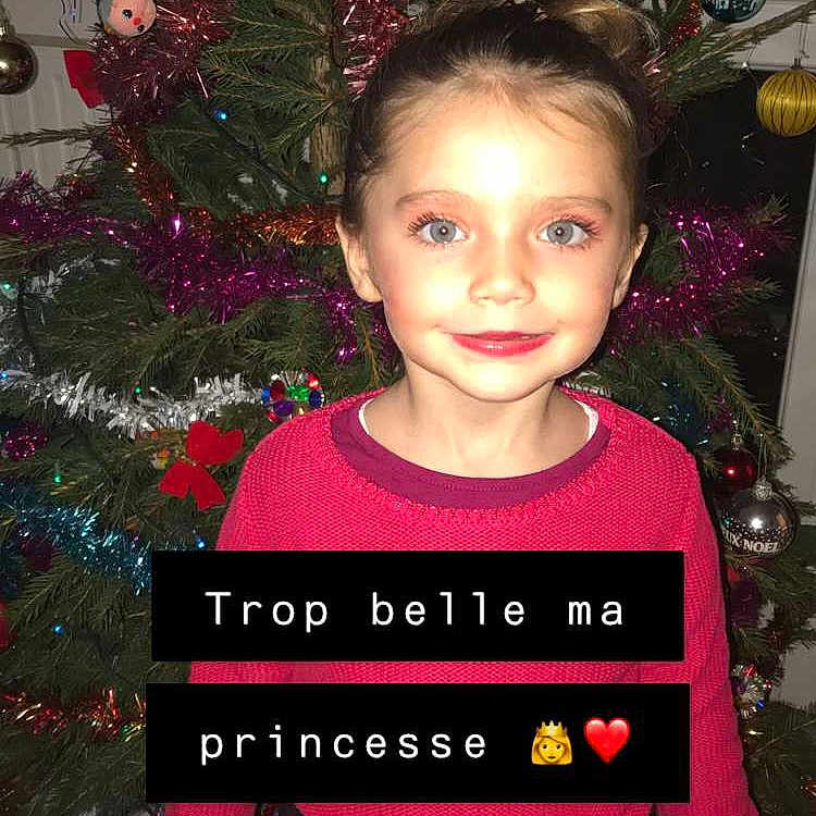 Liya participe au concours pour gagner de l'argent avec cette photo : child, christmas, christmas_decoration, christmas_eve, christmas_ornament, christmas_tree, fir, happy, head, holiday, holiday_ornament, interior_design, joy, person, plant, smile, t_shirt, toddler, tree