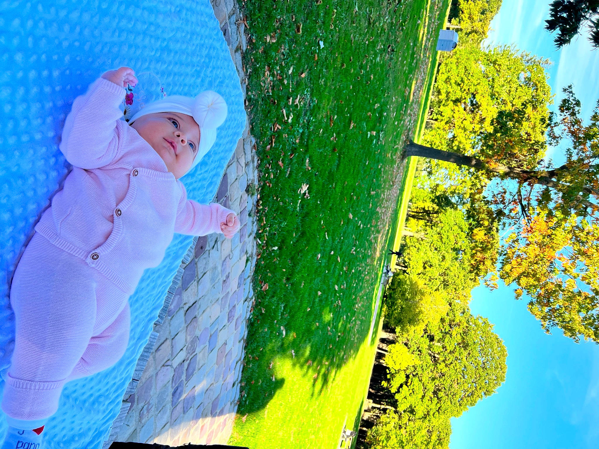 Saïna a rejoint le concours — aidez-le/la à gagner de superbes lots ! azure, baby, electric_blue, fun, grass, happy, headwear, landscape, leaf, leisure, natural_landscape, organism, people_in_nature, person, plant, sky, spring, tints_and_shades, toddler, tree