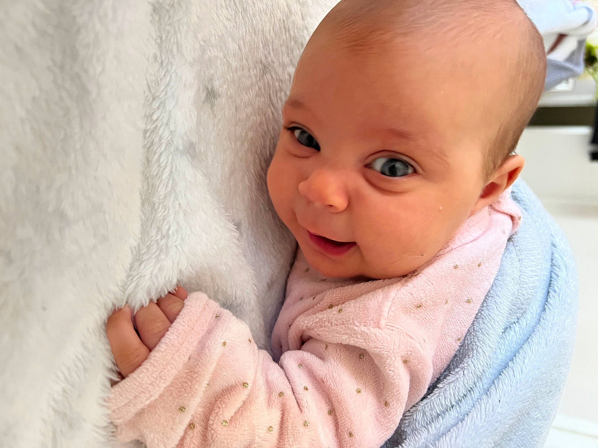 Saïna a rejoint le concours — aidez-le/la à gagner de superbes lots ! baby, baby_toddler_clothing, cheek, child, chin, close_up, comfort, eyebrow, gesture, happy, iris, linens, lip, nose, person, sitting, skin, sleeve, smile, textile