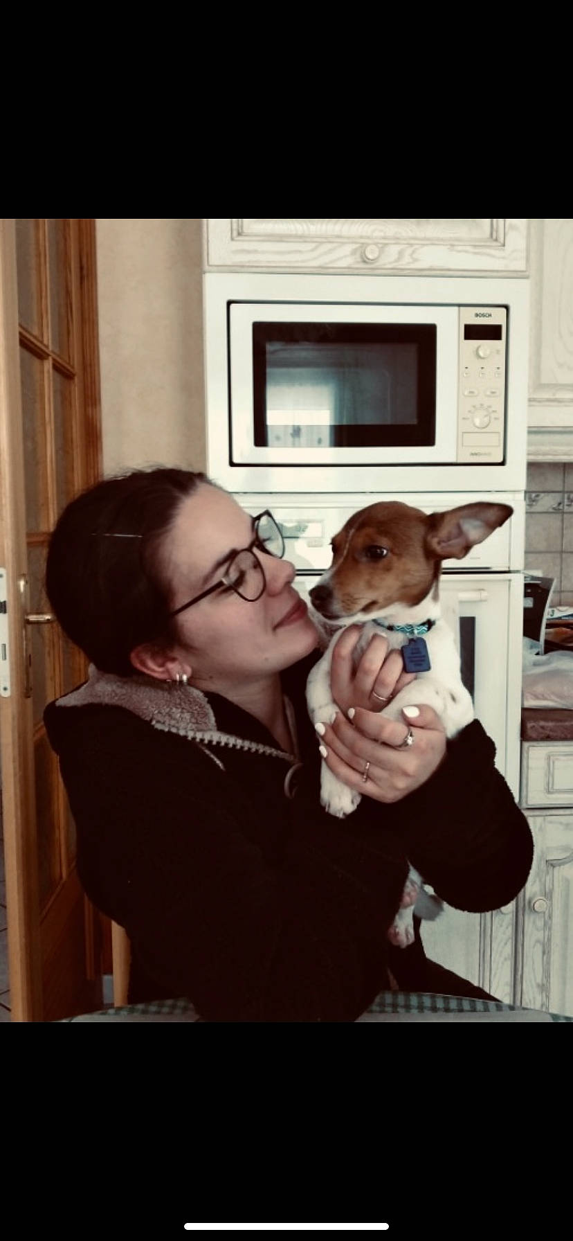 Rouxy participe au concours pour gagner de l'argent avec cette photo : carnivore, child, companion_dog, dog, dog_breed, ear, eyewear, fawn, fun, fur, gesture, happy, mouth, picture_frame, room, sitting, vertebrate, vision_care, whiskers, wood