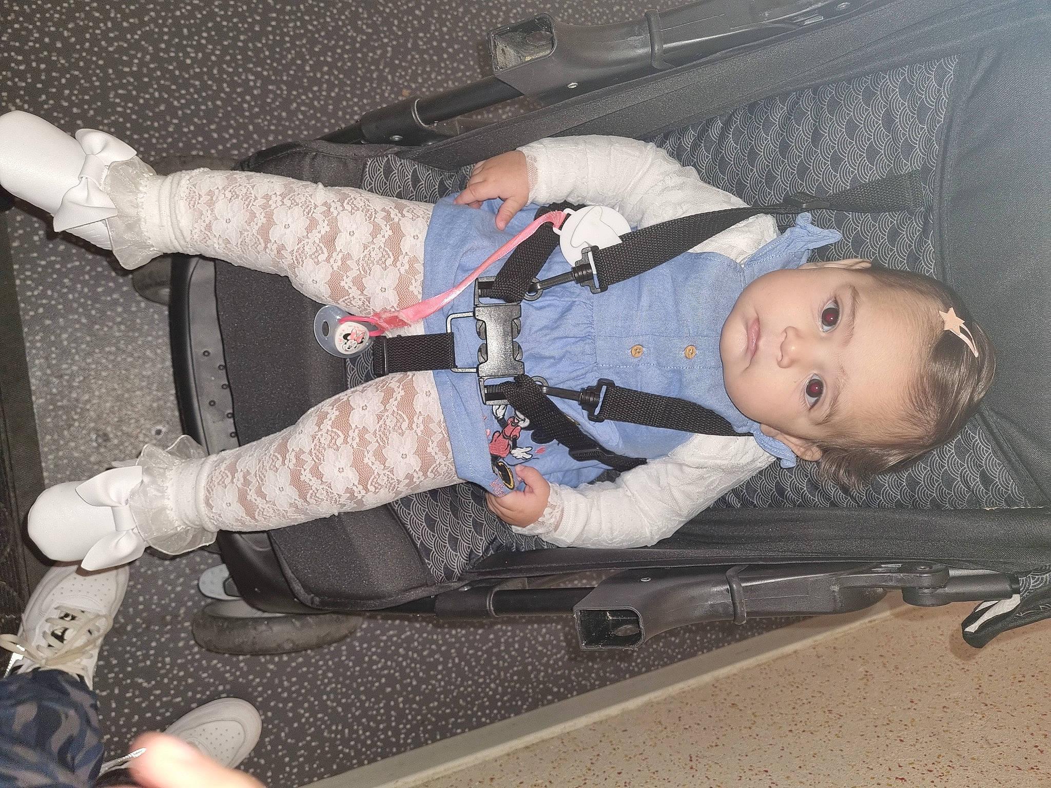 Marwa a rejoint le concours — aidez-le/la à gagner de superbes lots ! auto_part, automotive_exterior, baby, baby_carriage, baby_products, baby_toddler_clothing, bumper, carmine, child, comfort, fun, human_leg, joint, knee, lap, luxury_vehicle, person, sitting, sneakers, sock