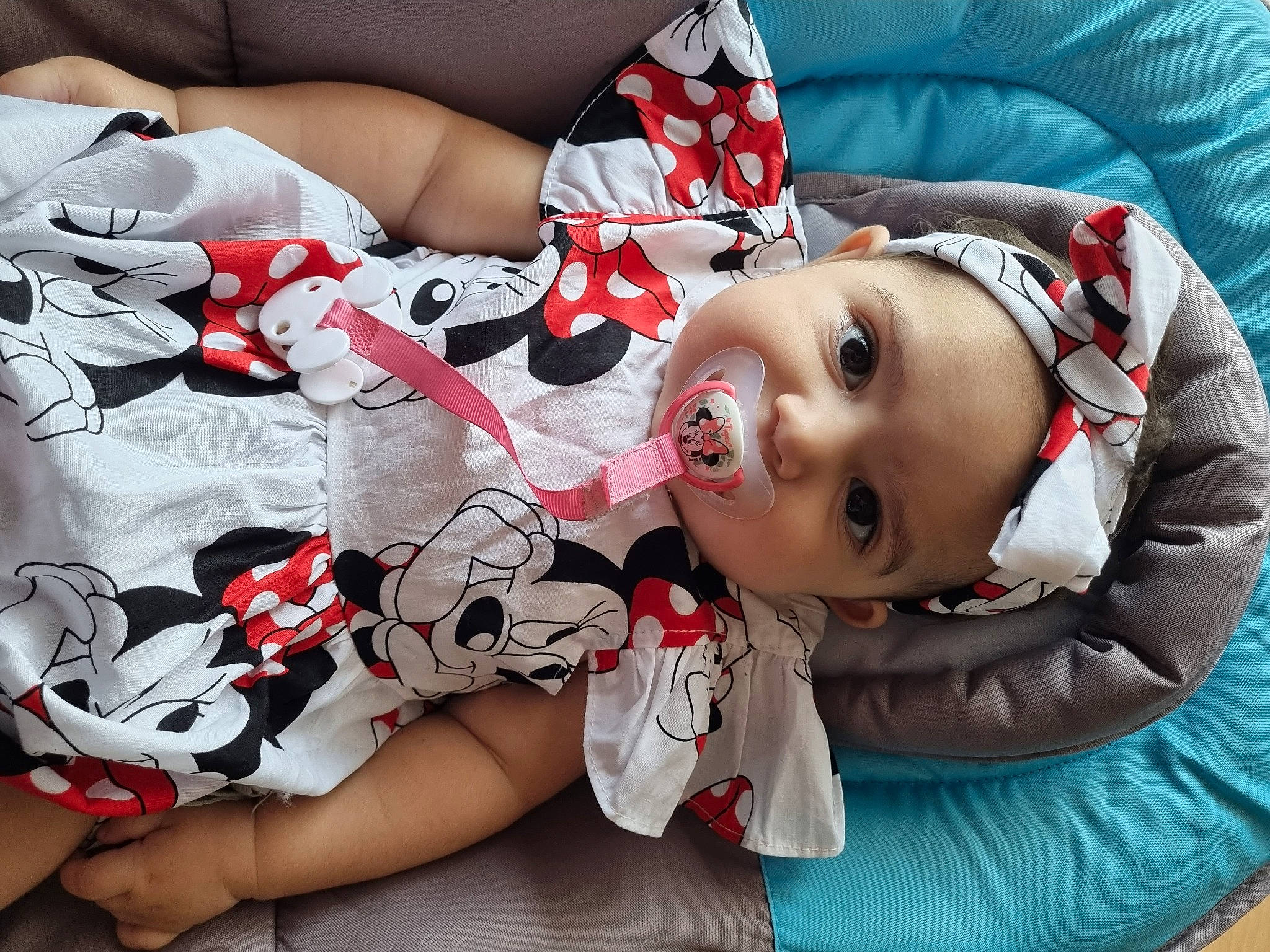 Marwa a rejoint le concours — aidez-le/la à gagner de superbes lots ! baby_toddler_clothing, carmine, cheek, child, comfort, dress, happy, headwear, human_leg, lip, mouth, pattern, person, product, red, rose, skin, sleeve, smile, thigh