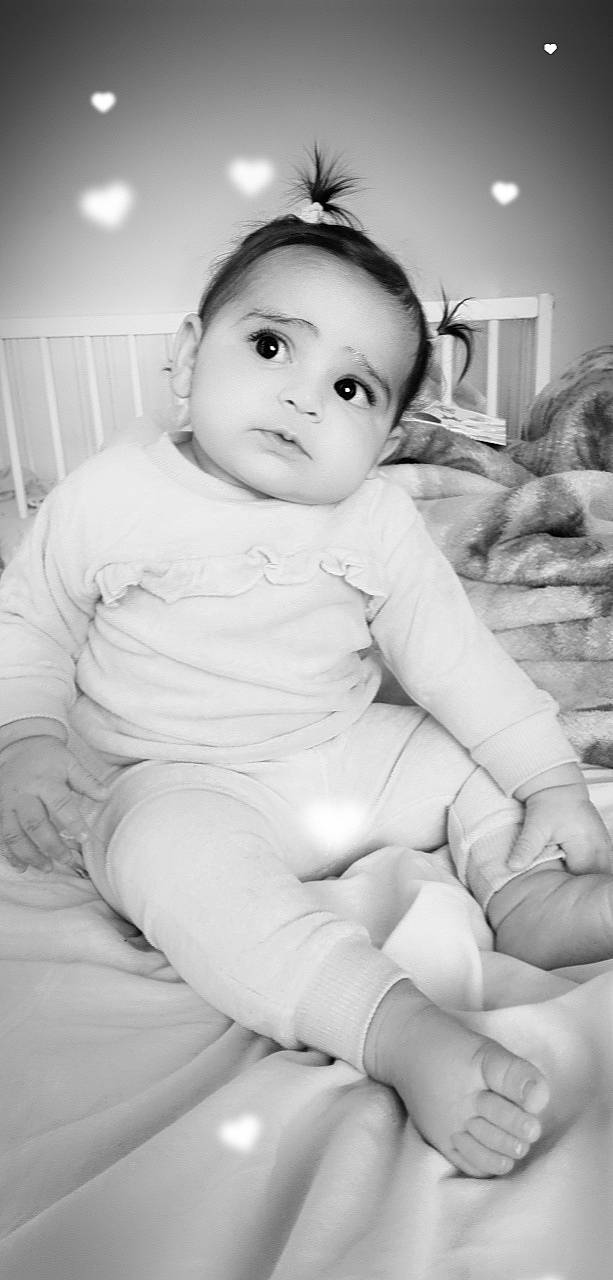 Marwa participe au concours pour gagner de l'argent avec cette photo : abdomen, baby, baby_toddler_clothing, black_and_white, cheek, child, comfort, elbow, flash_photography, flooring, hairstyle, happy, human_leg, knee, monochrome, monochrome_photography, person, skin, style, toddler