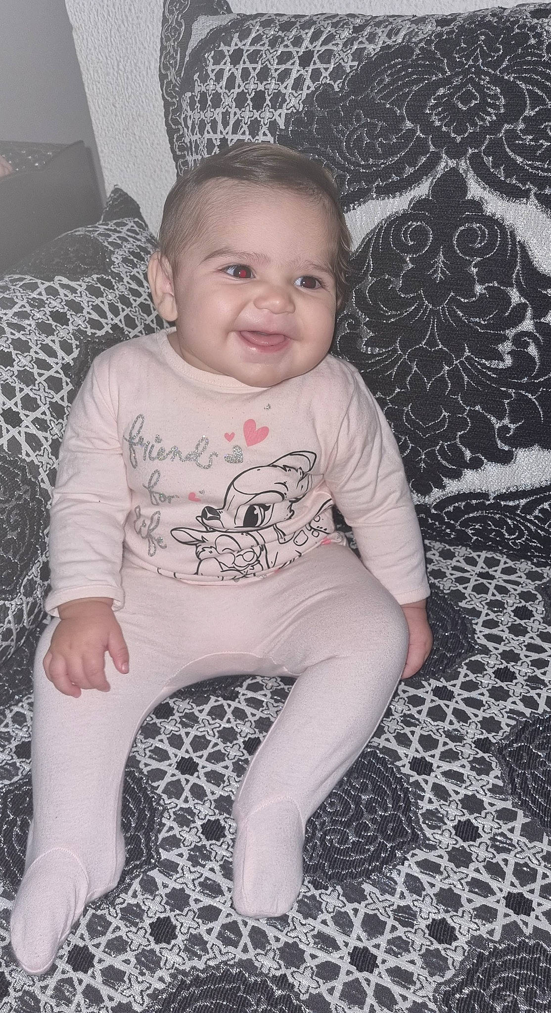 Marwa a rejoint le concours — aidez-le/la à gagner de superbes lots ! baby_toddler_clothing, comfort, cool, eye, face, facial_expression, flash_photography, hairstyle, head, iris, joy, knee, lip, person, pink, skin, sleeve, smile, standing, t_shirt