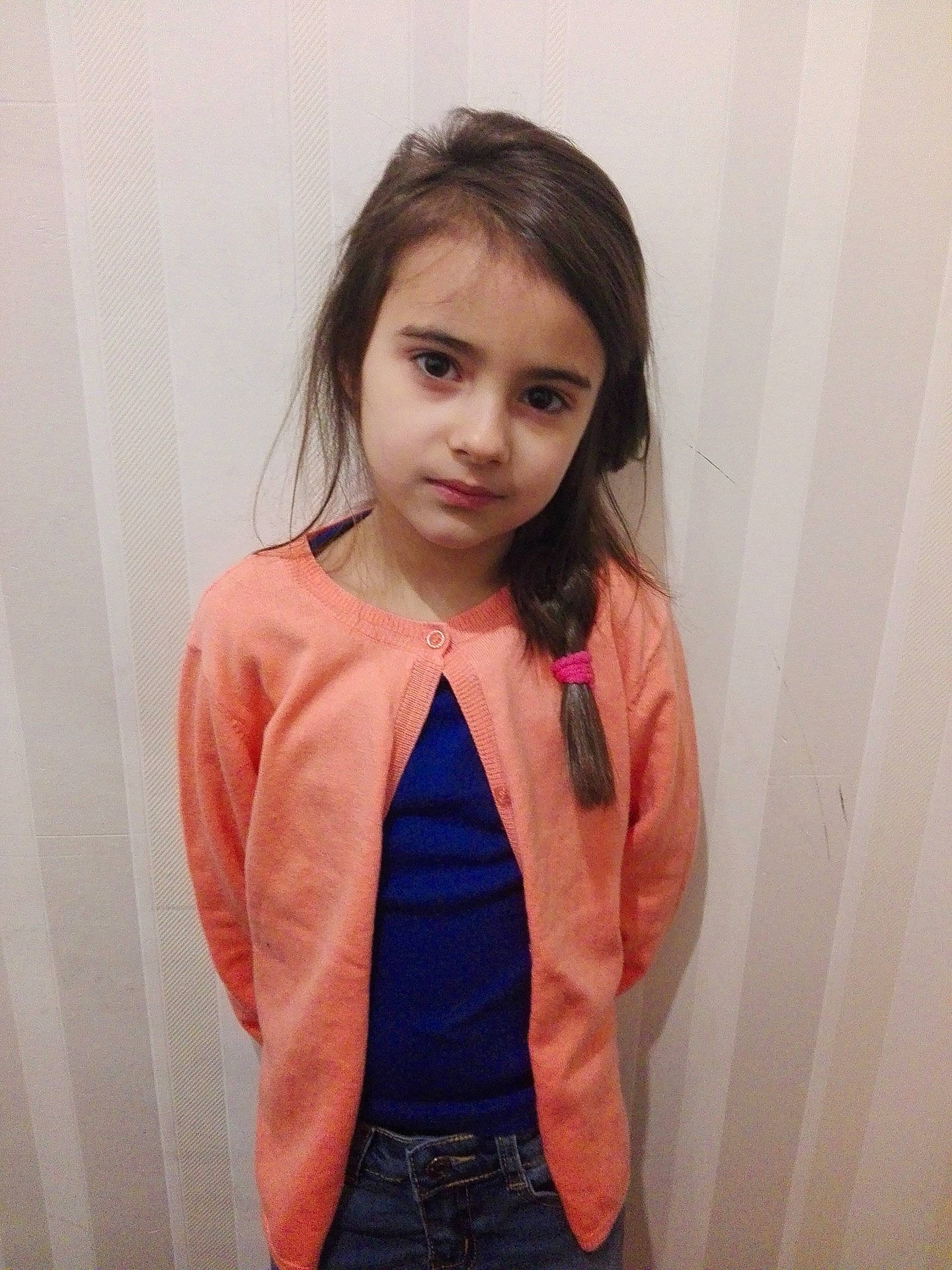 Lola participe au concours pour gagner de l'argent avec cette photo : black_hair, brown_hair, forehead, girl, hair, hair_coloring, hairstyle, human_hair_color, long_hair, outerwear, person, pink, product, shoulder, textile, top