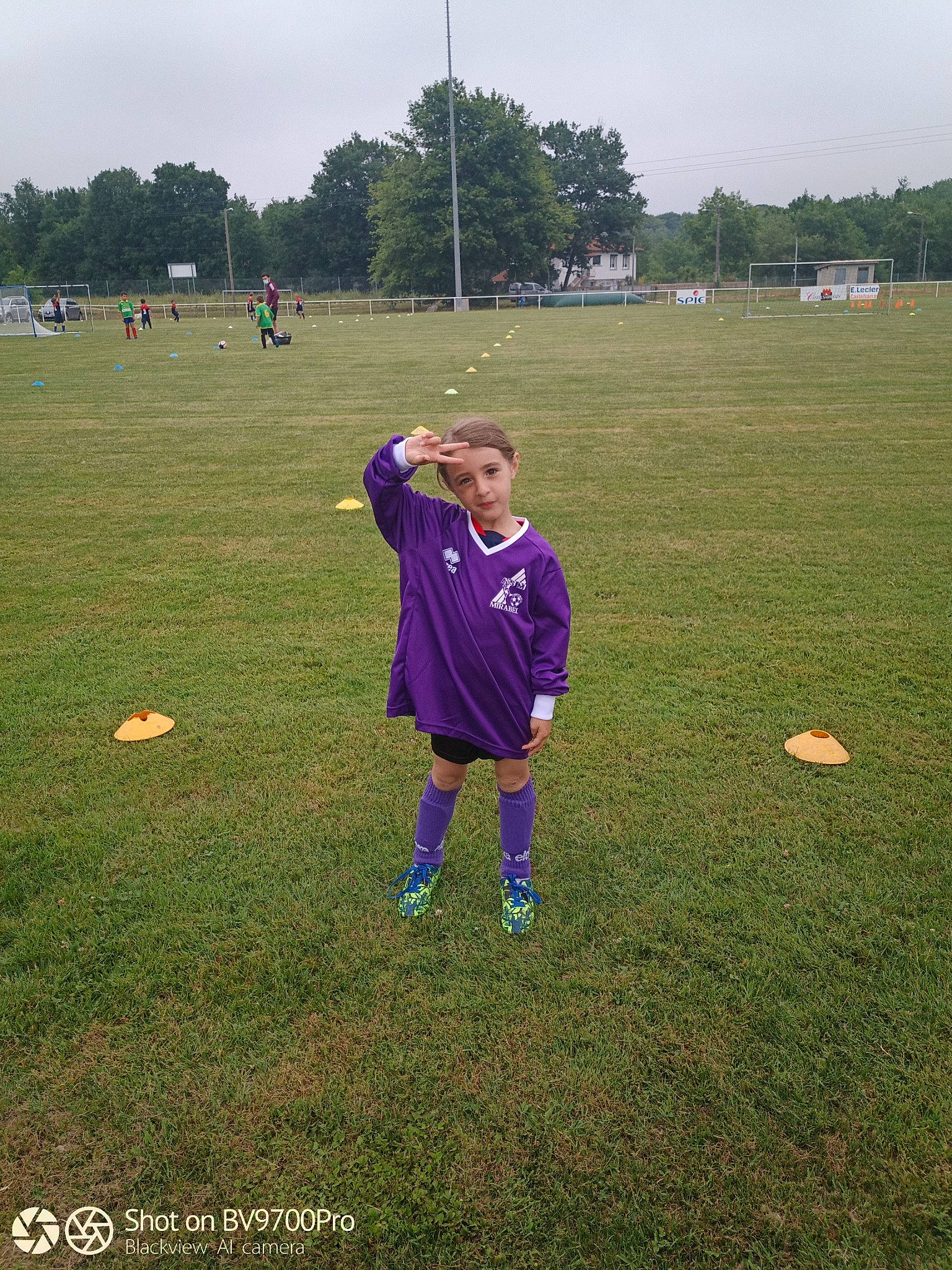 Saphyra a rejoint le concours — aidez-le/la à gagner de superbes lots ! ball, ball_game, competition_event, football, football_player, grass, grassland, leisure, mammal, people_in_nature, person, plain, plant, player, sky, soccer_ball, sports, sports_equipment, toddler, tournament