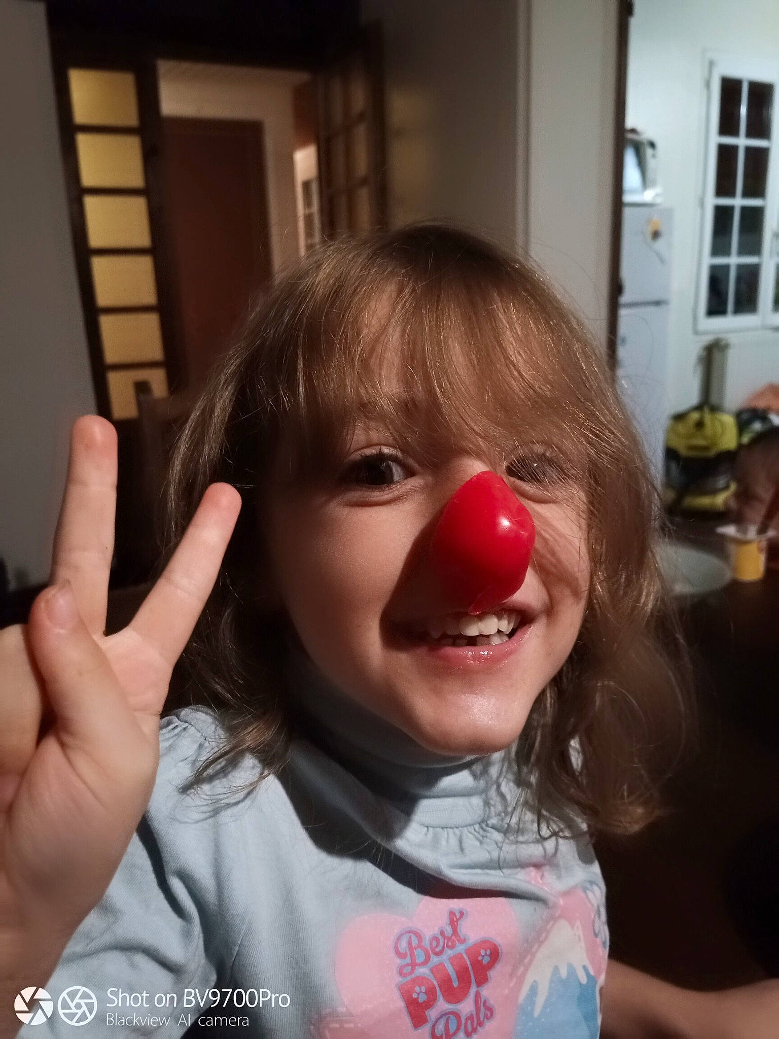 Saphyra participe au concours pour gagner de l'argent avec cette photo : cheek, cool, ear, eyebrow, eyelash, eyewear, finger, gesture, hair, hand, happy, jaw, joy, lip, mouth, nose, person, skin, sleeve, smile