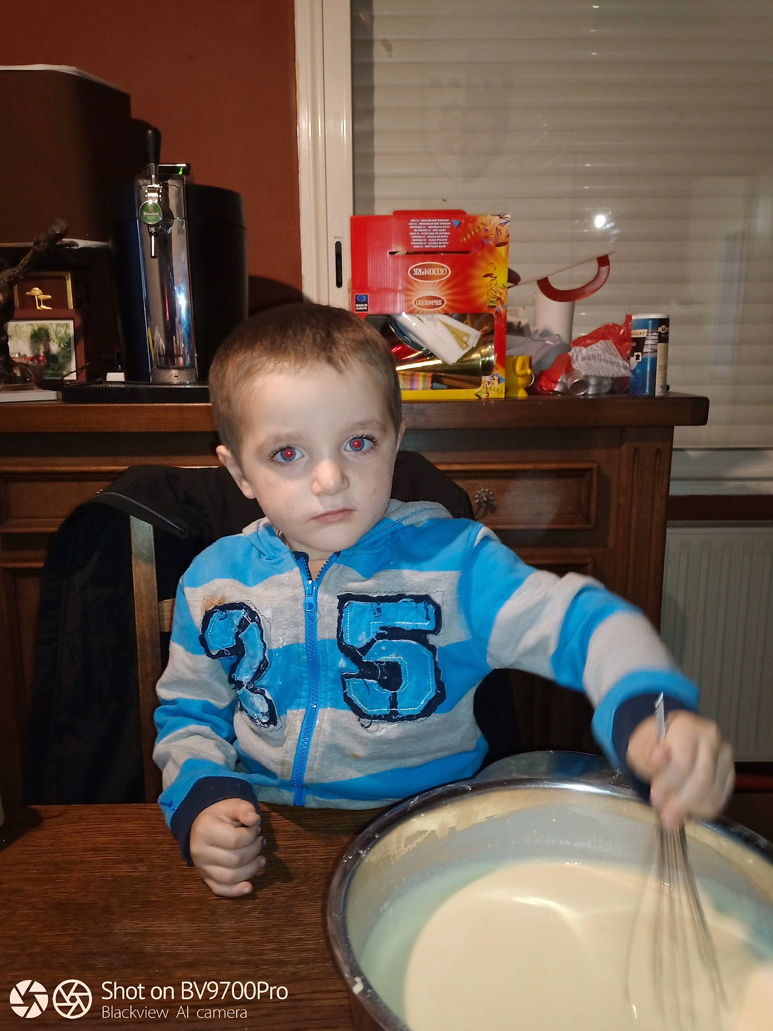 Guillermo participe au concours pour gagner de l'argent avec cette photo : baby, cabinetry, chair, cooking, dishware, drawer, flooring, holiday, home_appliance, kitchen, kitchen_appliance, person, plate, porcelain, room, sitting, t_shirt, table, tableware, toddler