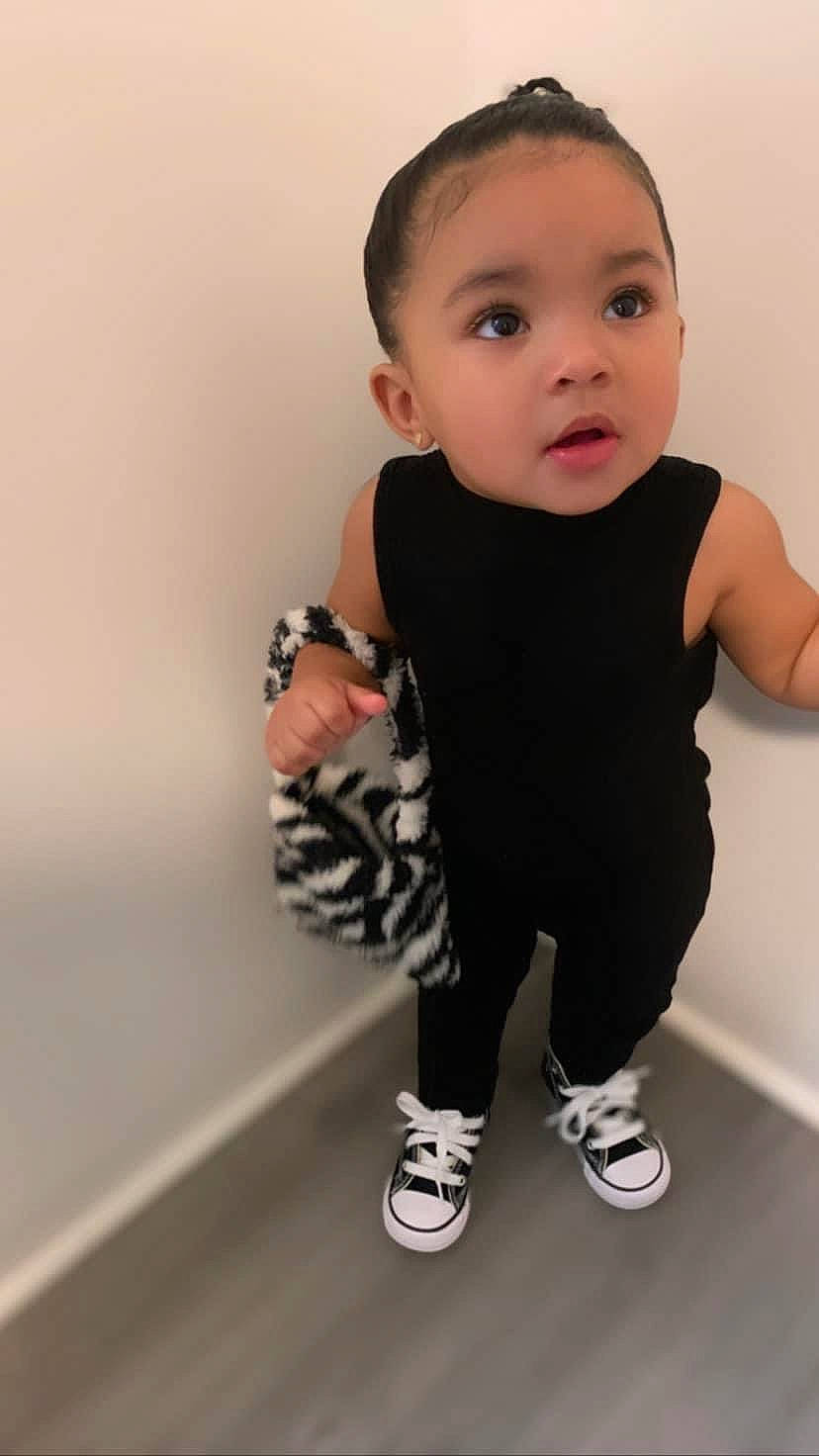 Lavanise is registered to the contest to win money with this photo: arm, baby, baby_toddler_clothing, cheek, child, finger, gesture, hand, head, joint, knee, neck, person, product, shoulder, skin, sleeve, standing, t_shirt, thumb