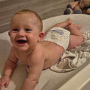 Sandro participe au concours pour gagner de l'argent avec cette photo : baby, diaper, smile, crawling, bed, blanket, plush_toy, infant, happy, child, indoor, furniture, cute, skin, head, hand, foot, person, room, wood