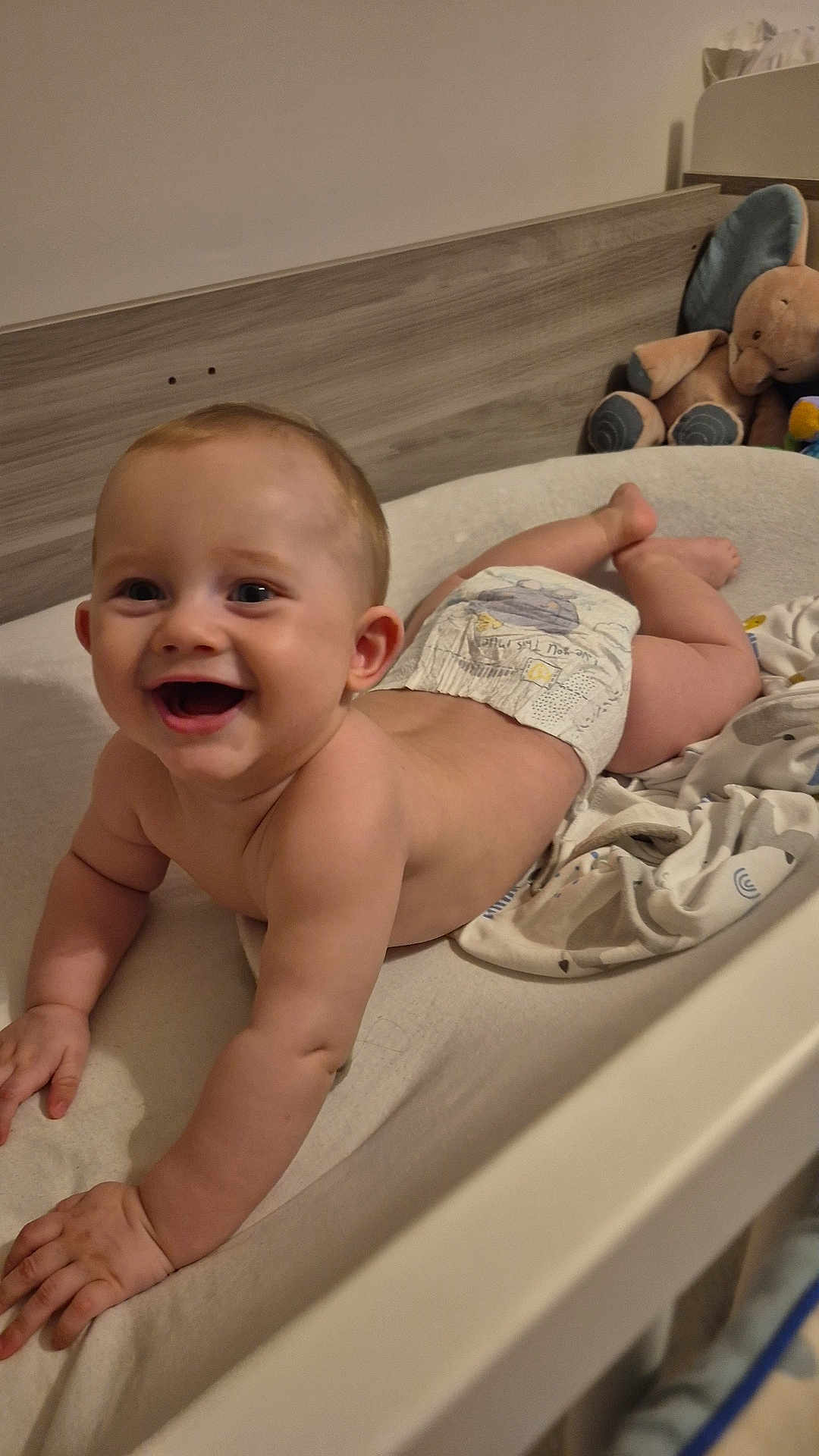 Sandro participe au concours pour gagner de l'argent avec cette photo : baby, diaper, smile, crawling, bed, blanket, plush_toy, infant, happy, child, indoor, furniture, cute, skin, head, hand, foot, person, room, wood