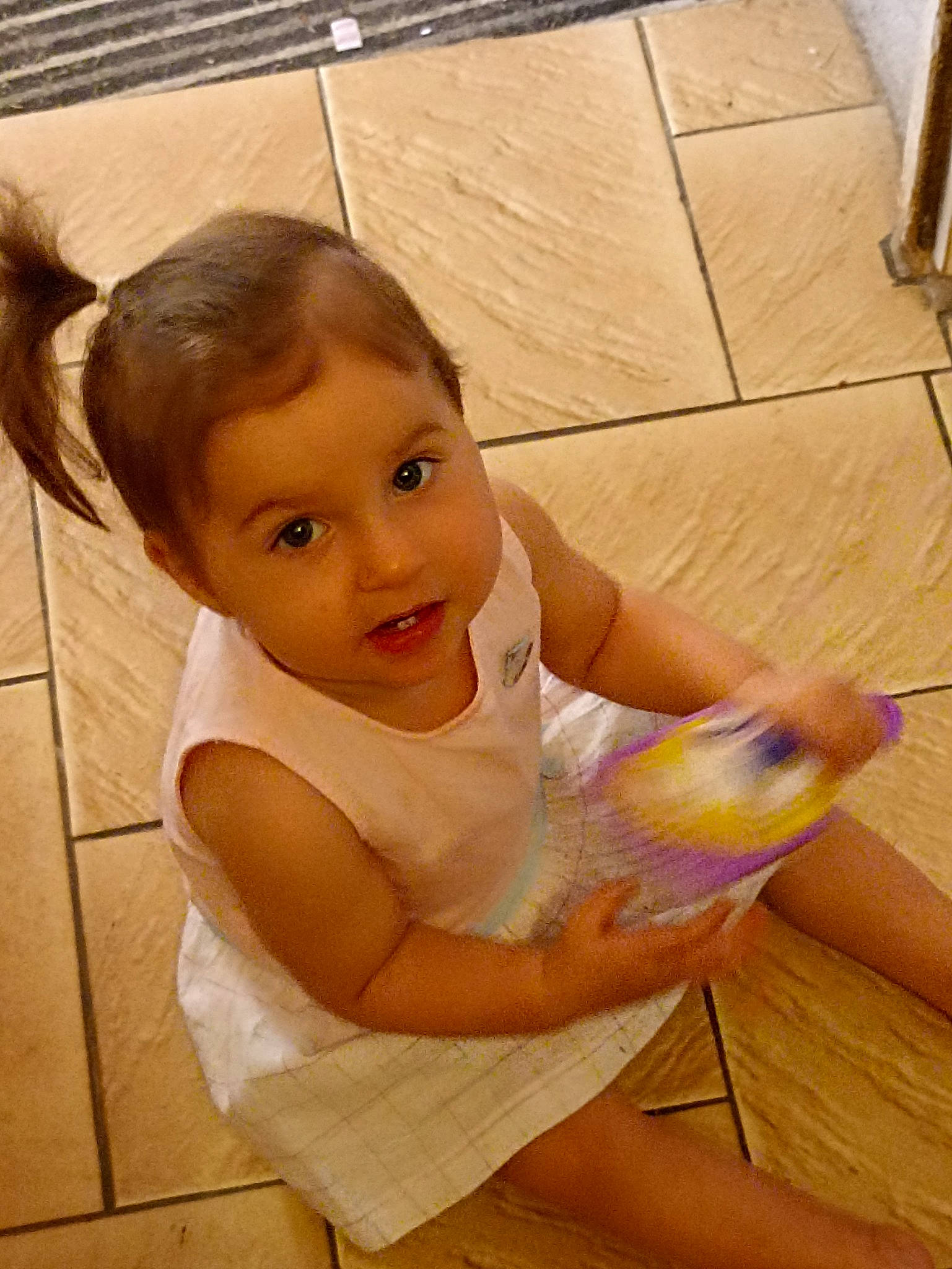 Luna a rejoint le concours — aidez-le/la à gagner de superbes lots ! baby, bathing, chest, child, eyelash, face, floor, flooring, fun, happy, hardwood, human_leg, leisure, person, sitting, skin, thigh, toddler, vacation, wood