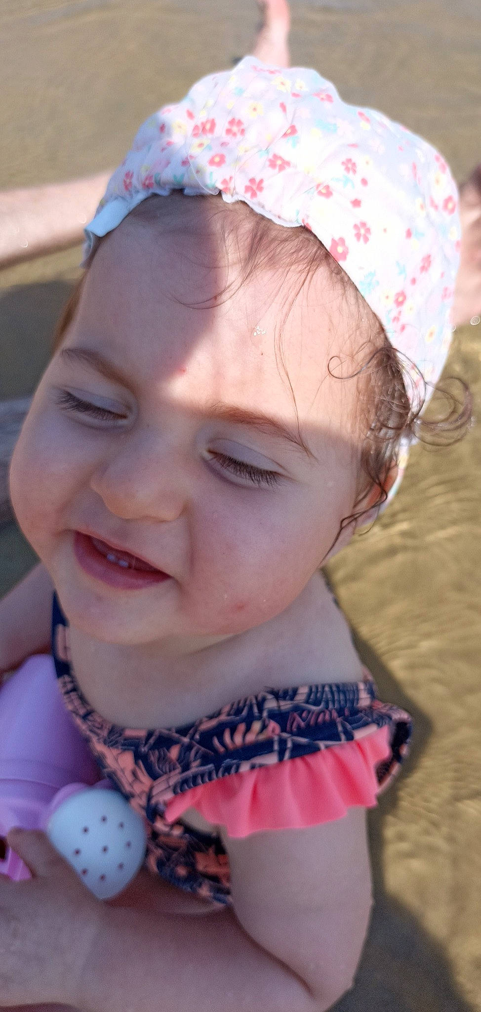 Luna participe au concours pour gagner de l'argent avec cette photo : baby_toddler_clothing, cheek, chin, cool, dress, eye, face, facial_expression, hairstyle, happy, headgear, headwear, iris, lip, mouth, nose, person, pink, skin, smile