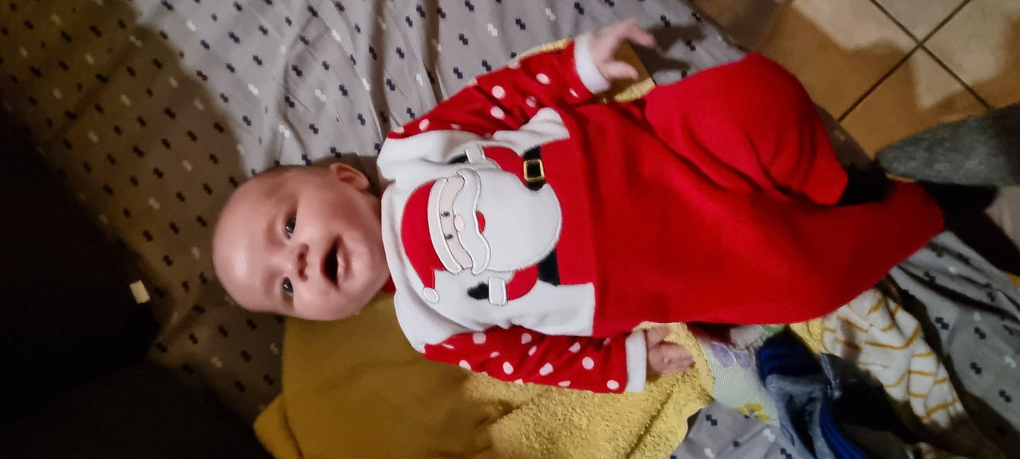 Natéo a rejoint le concours — aidez-le/la à gagner de superbes lots ! baby, baby_toddler_clothing, carmine, child, christmas, christmas_eve, comfort, event, face, fur, happy, hat, head, holiday, human_body, pattern, person, room, santa_claus, sleeve