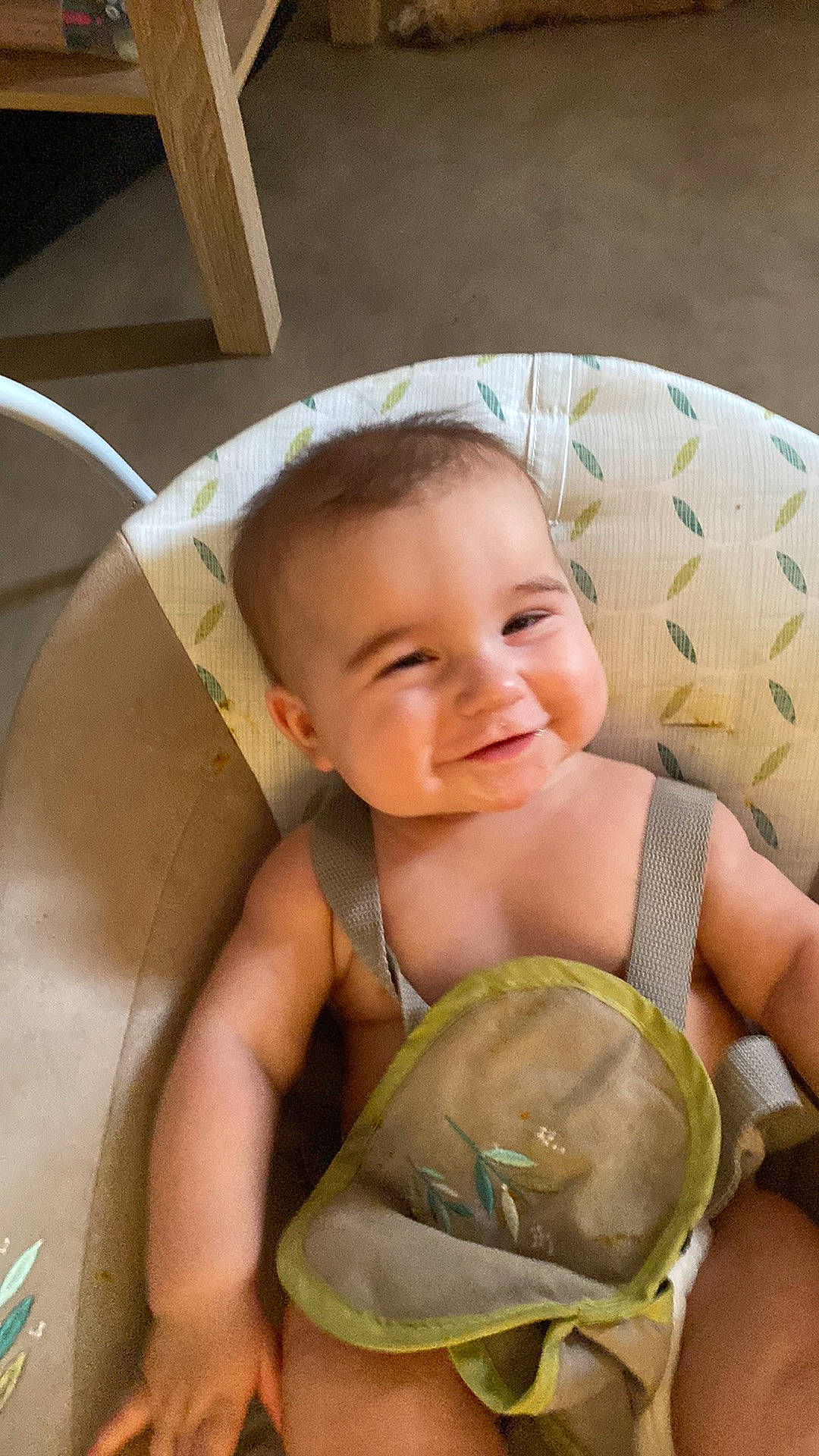 Inaya a rejoint le concours — aidez-le/la à gagner de superbes lots ! arm, baby, baby_products, baby_toddler_clothing, cheek, chest, child, comfort, eye, face, finger, flooring, happy, head, human_body, joy, mouth, person, skin, smile