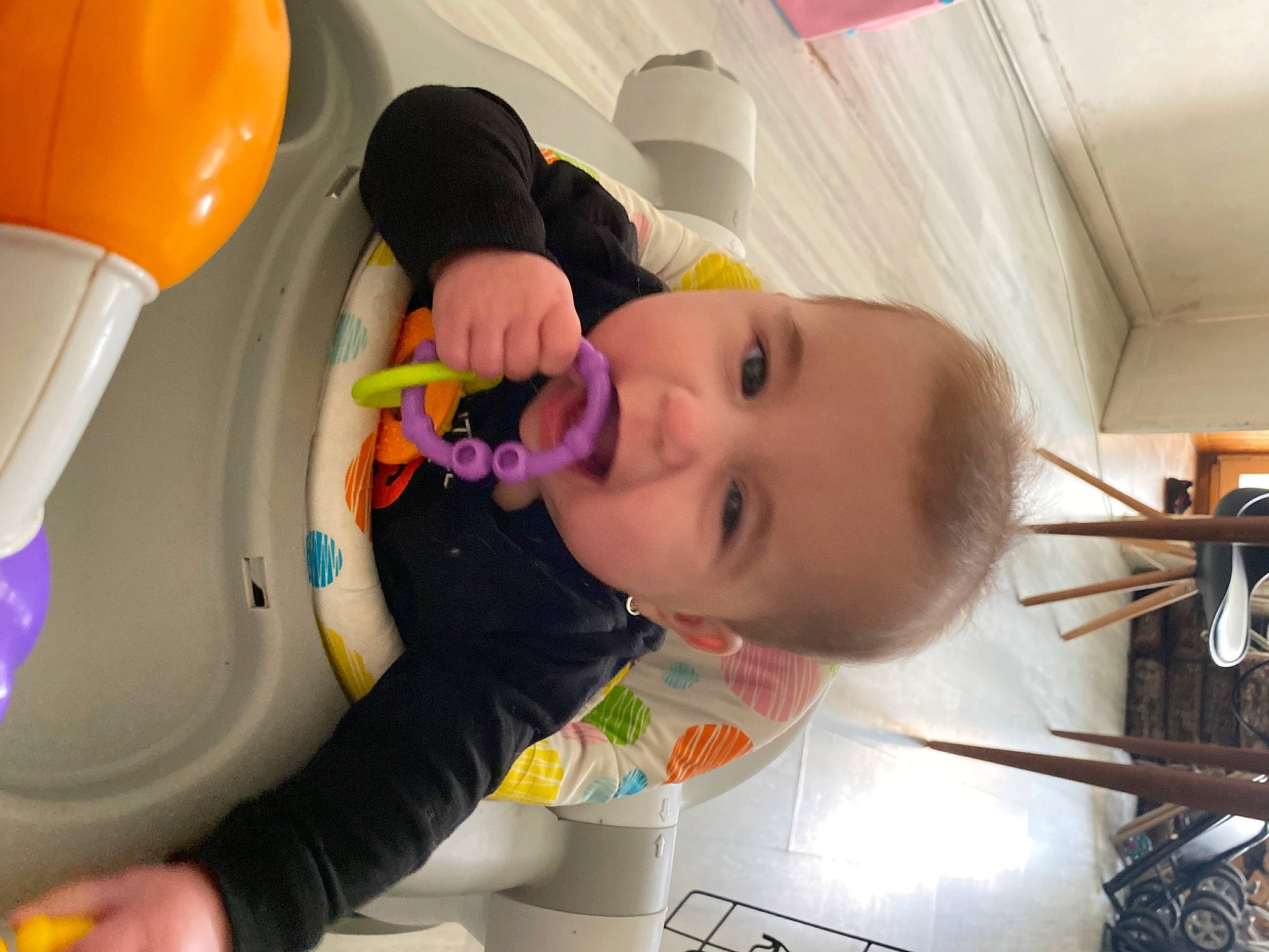 Inaya participe au concours pour gagner de l'argent avec cette photo : baby, baby_products, car_seat, cheek, child, ear, eyebrow, eyelash, facial_expression, finger, fun, happy, mouth, nose, people, person, product, skin, smile, toddler