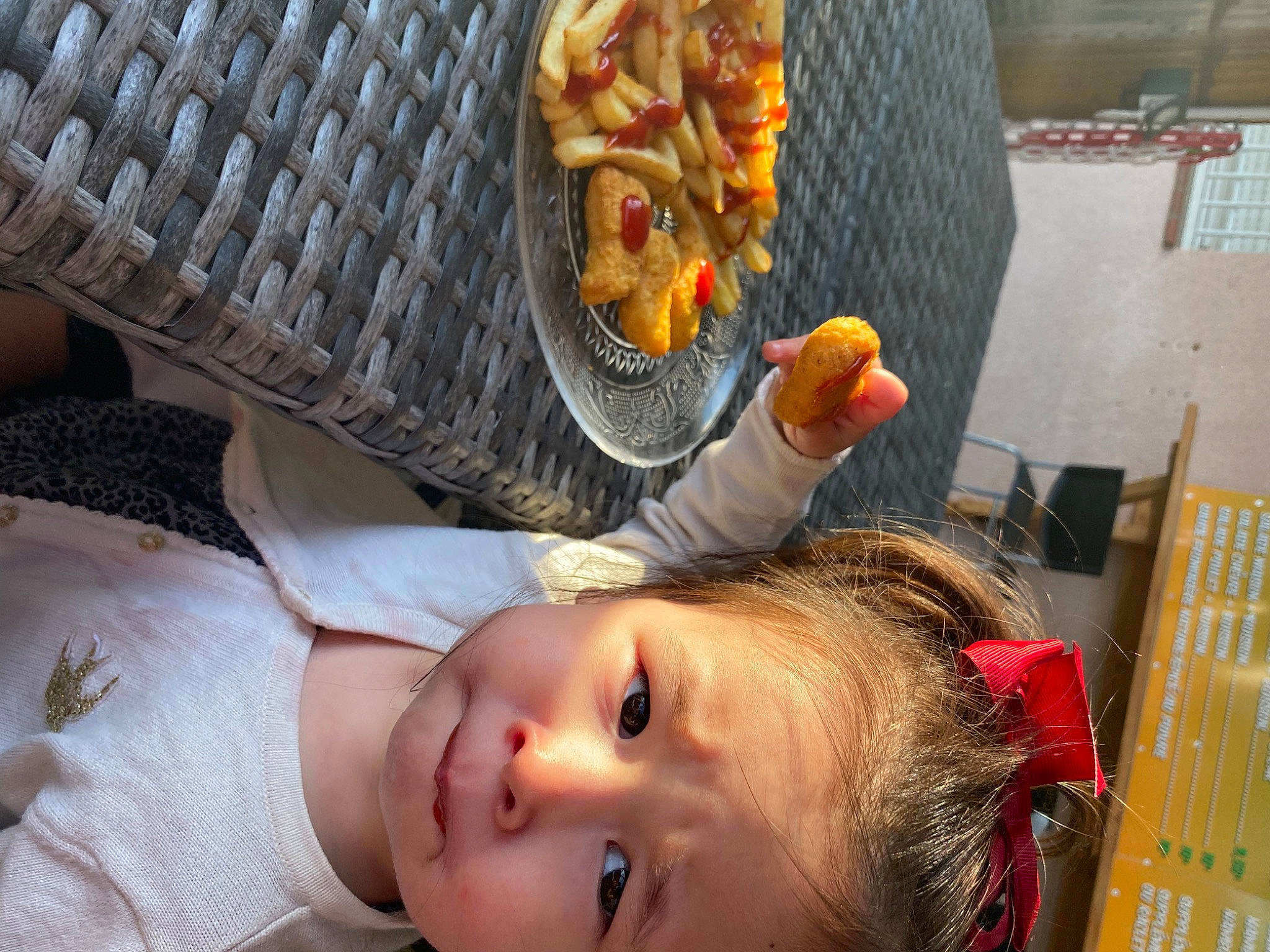 Ashley a rejoint le concours — aidez-le/la à gagner de superbes lots ! baby, baby_products, baby_toddler_clothing, child, comfort_food, cuisine, fun, happy, headgear, human, junk_food, mouth, nail, person, stuffed_toy, toddler, tree, vacation, yellow