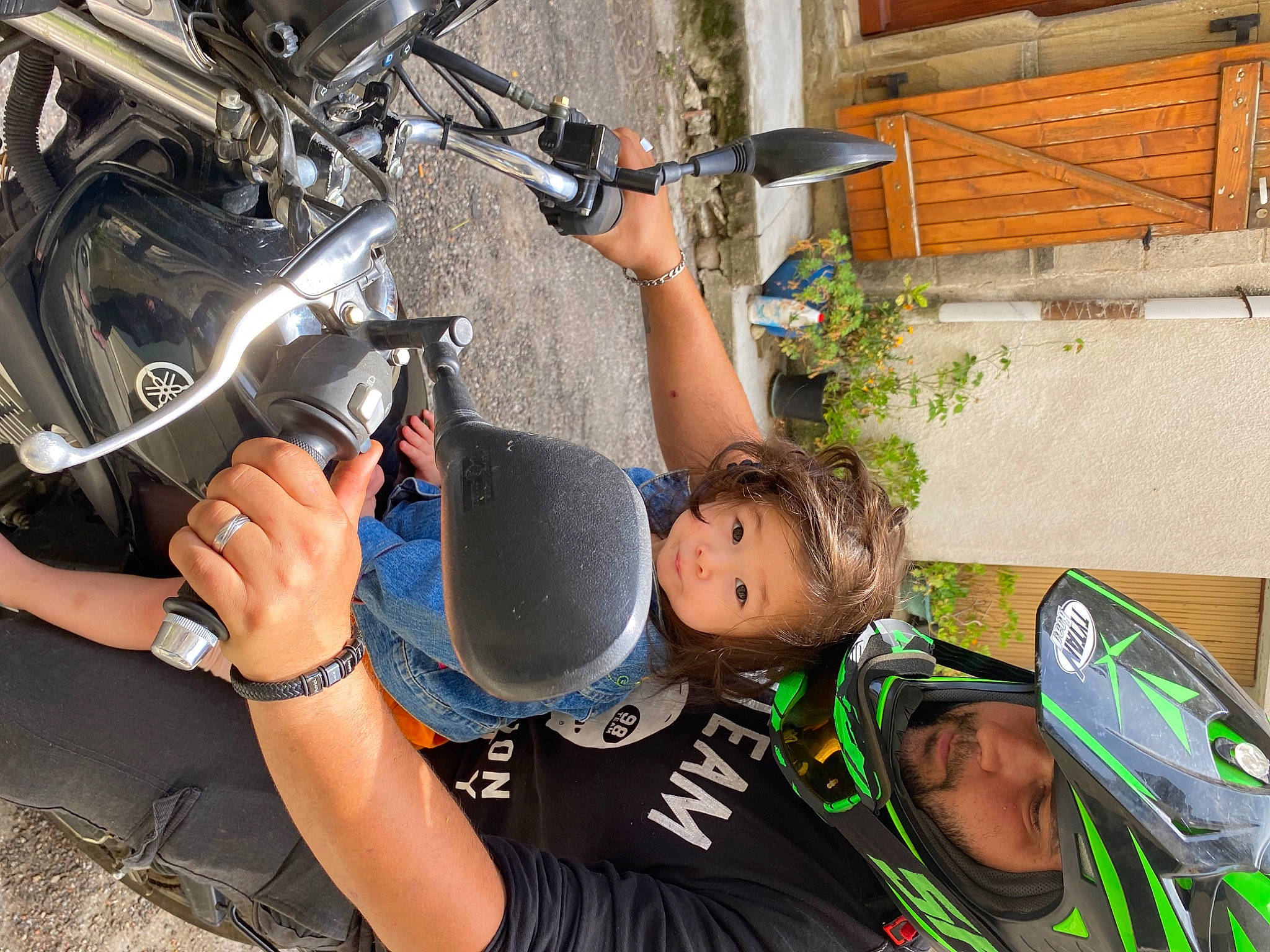 Ashley a rejoint le concours — aidez-le/la à gagner de superbes lots ! automotive_design, automotive_exhaust, automotive_lighting, automotive_tire, bicycle_fork, bicycle_handlebar, bicycle_saddle, bicycle_tire, fender, fuel_tank, headgear, headlamp, headwear, helmet, motor_vehicle, motorcycle, person, personal_protective_equipment, recreation, tire