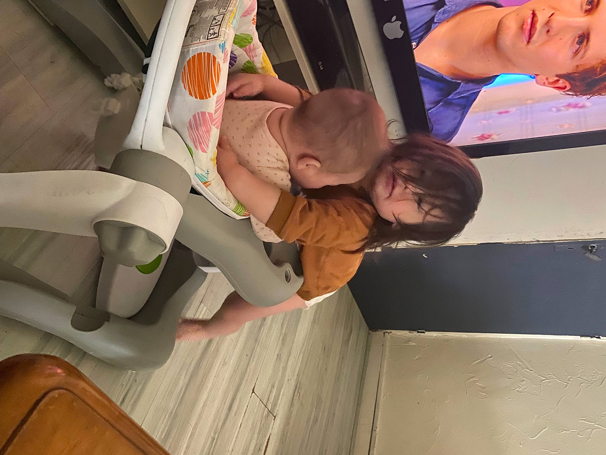Ashley participe au concours pour gagner de l'argent avec cette photo : baby, baby_products, car_seat, child, comfort, family_car, finger, flooring, fun, happy, hardwood, human_leg, knee, luxury_vehicle, person, room, t_shirt, toddler, vehicle_door, wood