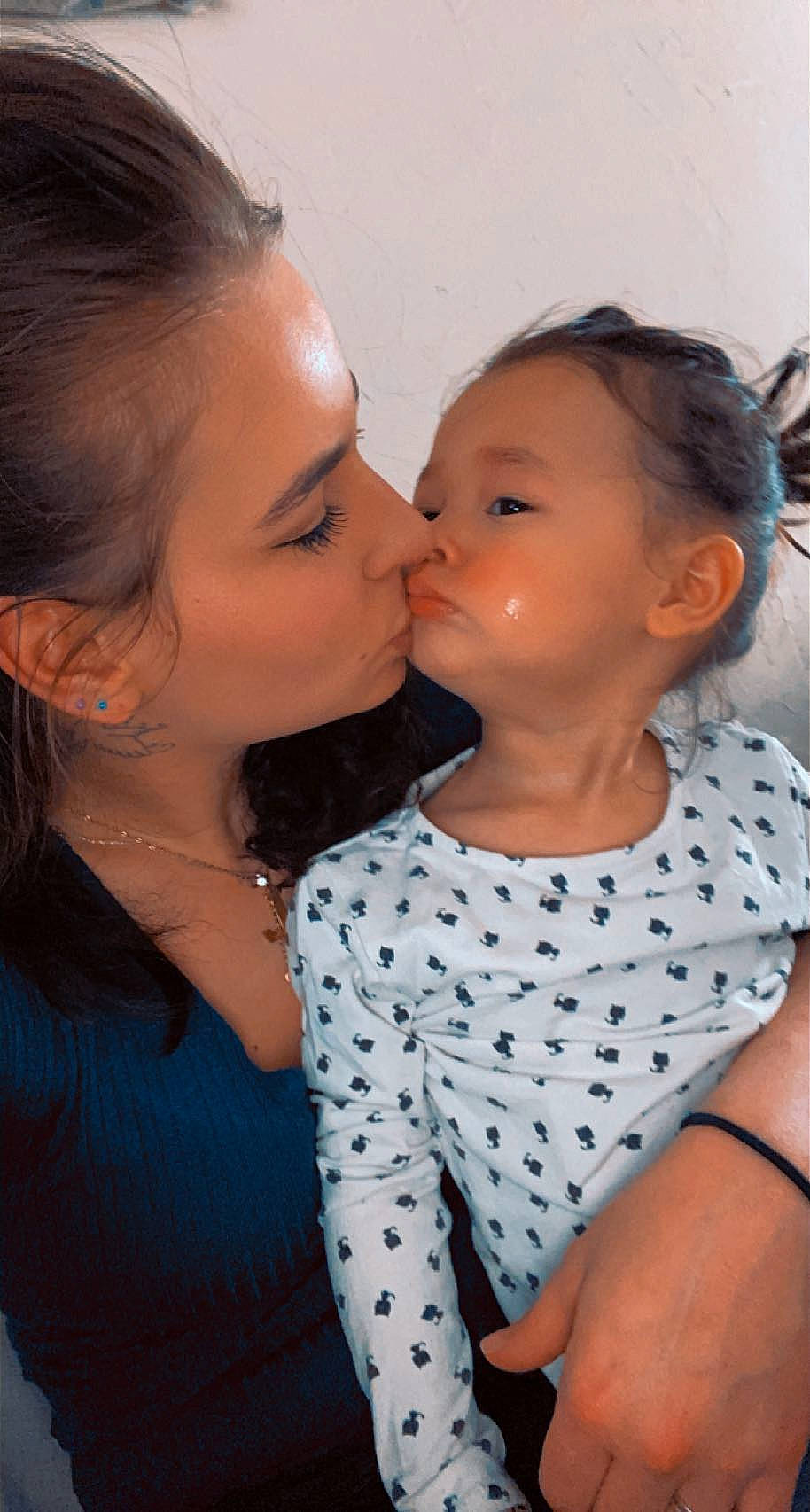 Ashley a rejoint le concours — aidez-le/la à gagner de superbes lots ! cheek, chin, drinkware, ear, eye, eyebrow, facial_expression, happy, head, human, human_body, iris, kiss, lip, mouth, neck, nose, person, shoulder, skin