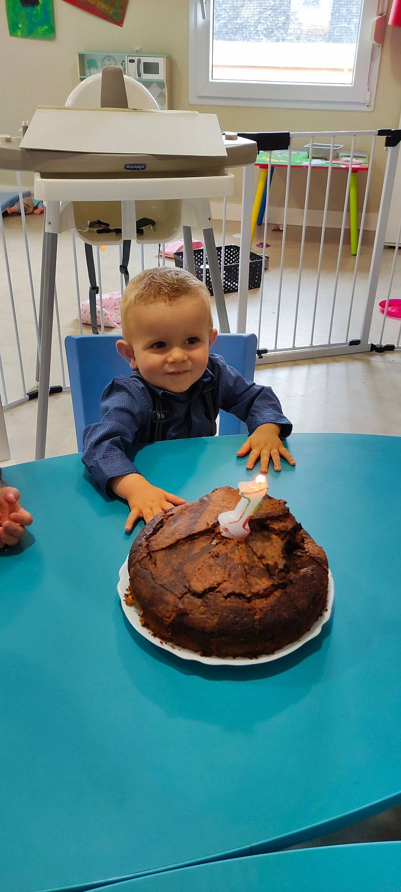 Tiago participe au concours pour gagner de l'argent avec cette photo : baked_goods, birthday, birthday_cake, buttercream, cake, cake_decorating, chair, cuisine, dessert, dish, food, icing, ingredient, joy, person, plate, recipe, smile, sugar_paste, table