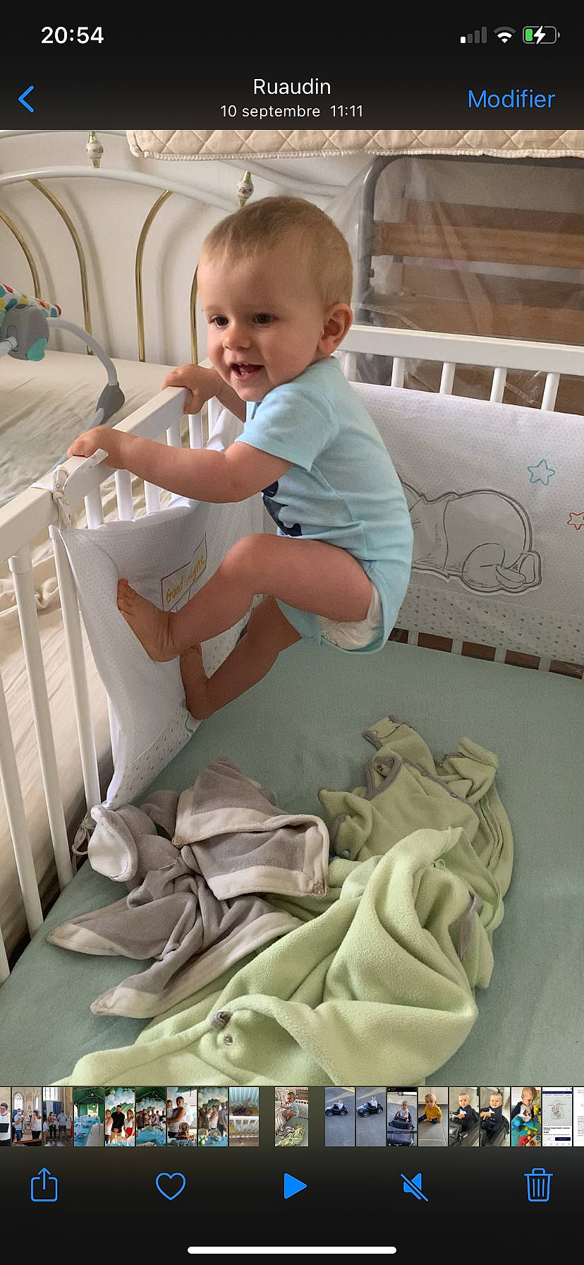 Tiago participe au concours pour gagner de l'argent avec cette photo : baby, baby_safety, baby_toddler_clothing, child, comfort, flooring, green, hand, knee, leg, linens, mouth, organ, people, person, sitting, skin, smile, sock, toddler