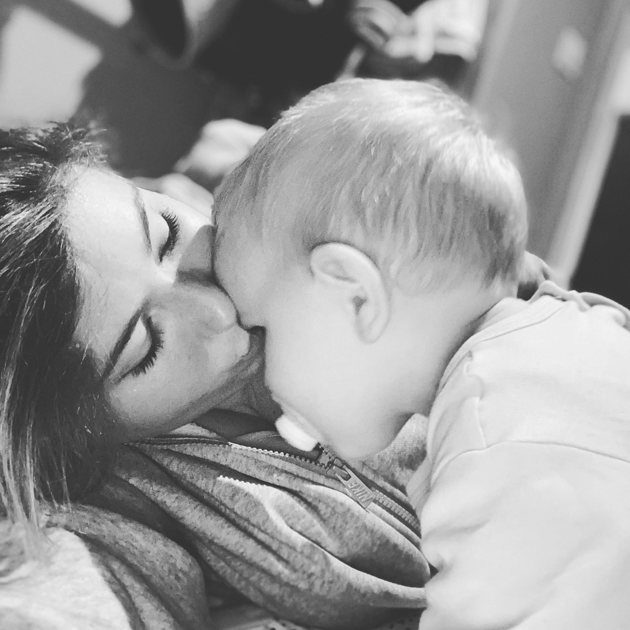 Tiago participe au concours pour gagner de l'argent avec cette photo : baby, black_and_white, cheek, child, event, flash_photography, fun, gesture, grass, happy, hug, kiss, love, monochrome, monochrome_photography, people_in_nature, person, skin, style, toddler