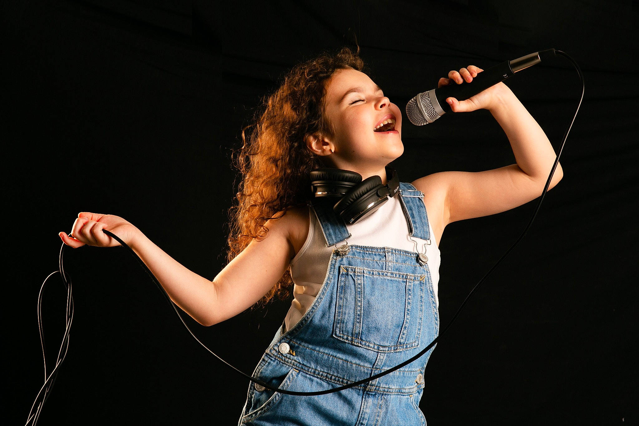 Evelina is registered to the contest to win money with this photo: arm, artist, audio_equipment, concert, elbow, entertainment, event, flash_photography, gesture, hand, human_body, microphone, muscle, music, music_artist, musician, performing_arts, person, pop_music, public_address_system