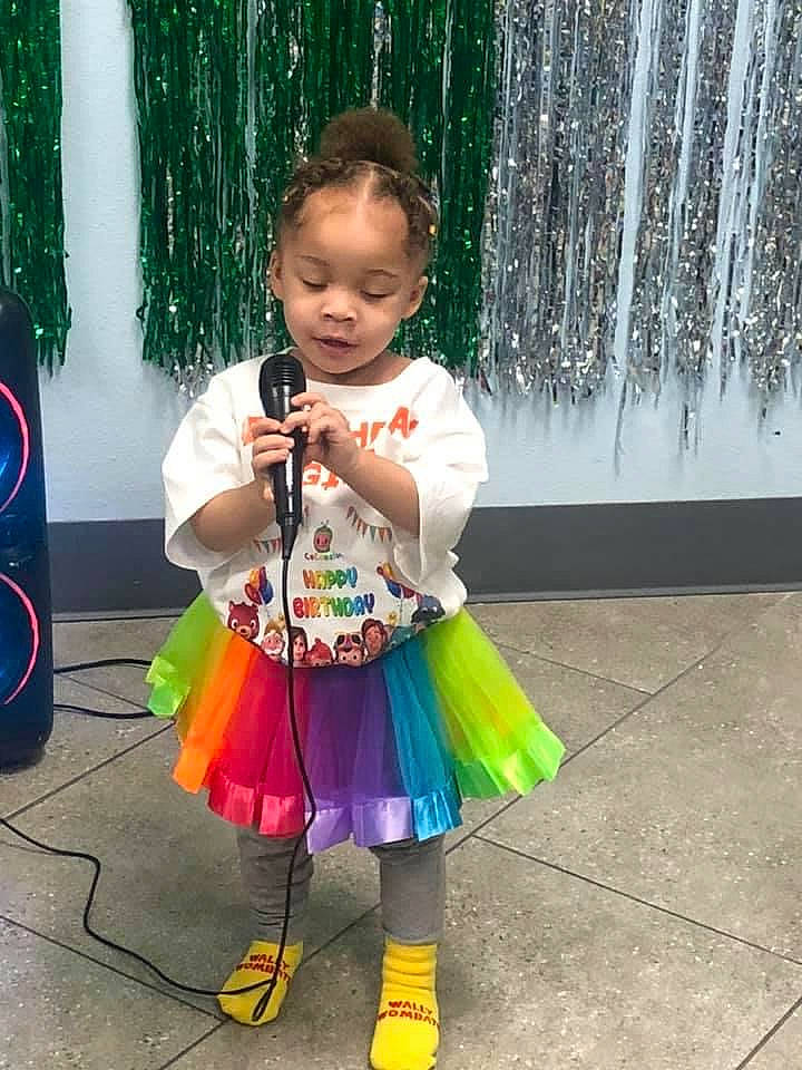 Alaiya is registered to the contest to win money with this photo: baby_toddler_clothing, child, costume, event, fun, green, happy, leisure, logo, magenta, person, play, shoe, smile, sneakers, standing, toddler, vacation