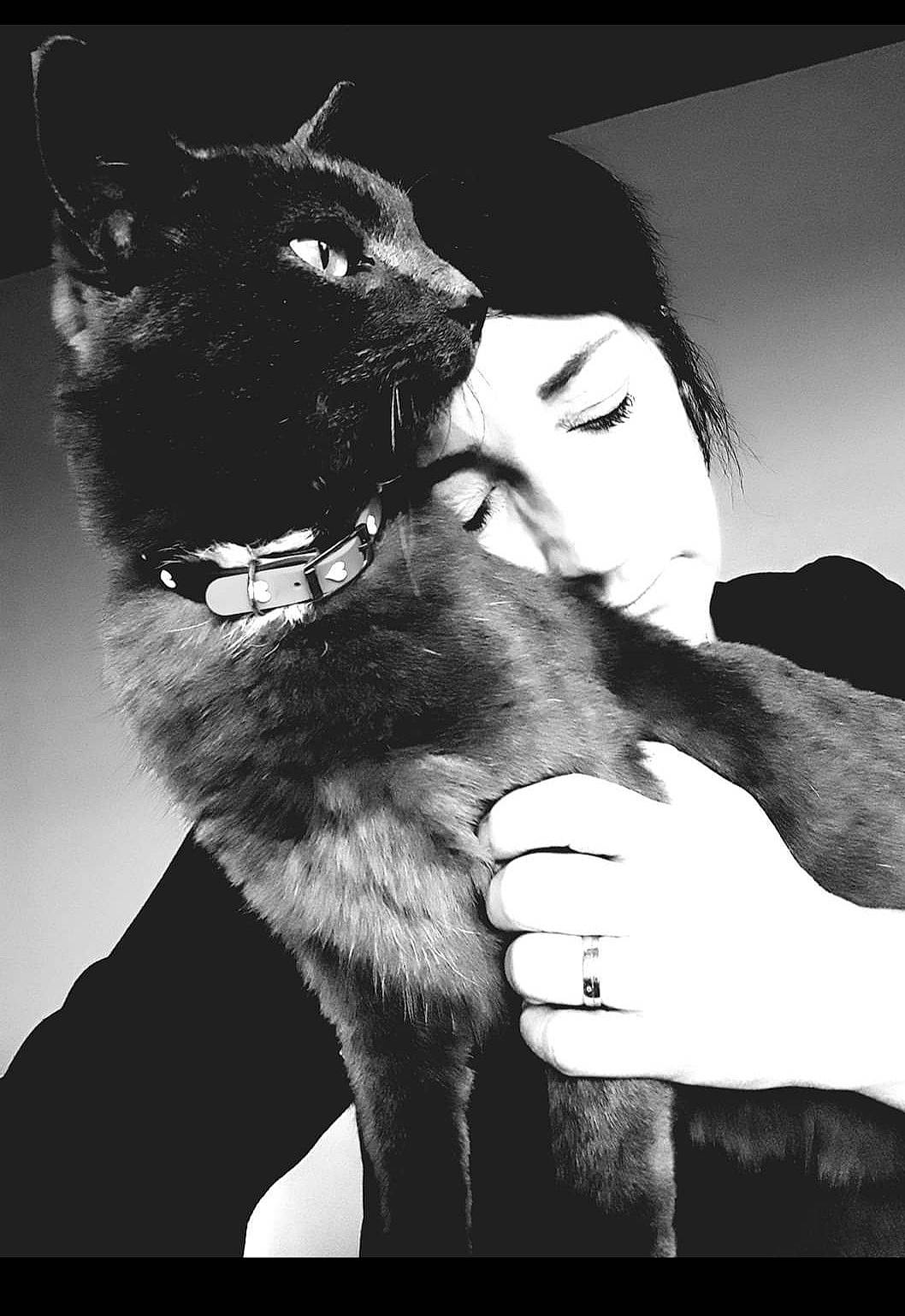 Nemo a rejoint le concours — aidez-le/la à gagner de superbes lots ! black_and_white, canidae, carnivore, cat, darkness, dog_breed, ear, felidae, flash_photography, fur, gesture, happy, monochrome, monochrome_photography, organism, romance, small_to_medium_sized_cats, stock_photography, style, whiskers