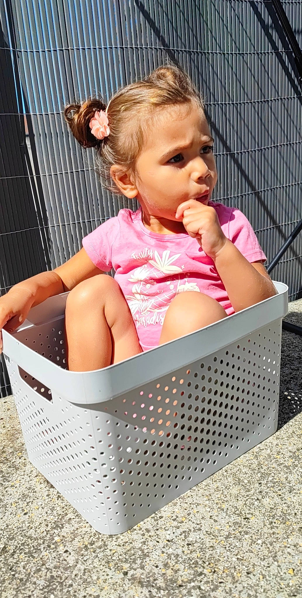 Hoana participe au concours pour gagner de l'argent avec cette photo : baby, baby_products, baby_toddler_clothing, bathing, cheek, child, dress, facial_expression, fence, fun, hairstyle, happy, leisure, person, pink, play, product, sitting, toddler, vacation