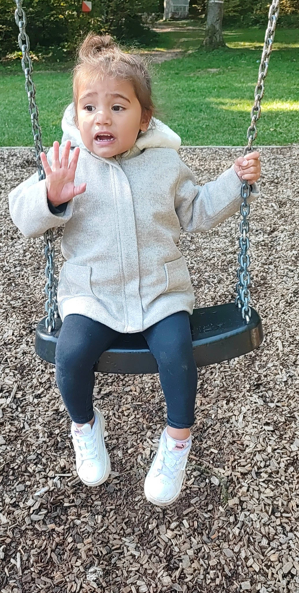 Hoana participe au concours pour gagner de l'argent avec cette photo : arm, baby, baby_toddler_clothing, black, child, city, electric_blue, fashion_accessory, fun, grass, green, hand, happy, head, person, playground, recreation, sleeve, sorrow, surprise