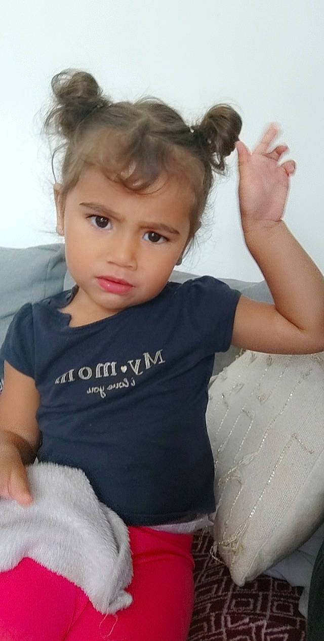 Hoana participe au concours pour gagner de l'argent avec cette photo : cheek, chin, ear, eye, eyebrow, eyelash, facial_expression, flash_photography, gesture, hand, human, human_body, iris, joint, lip, neck, nose, person, shoulder, skin