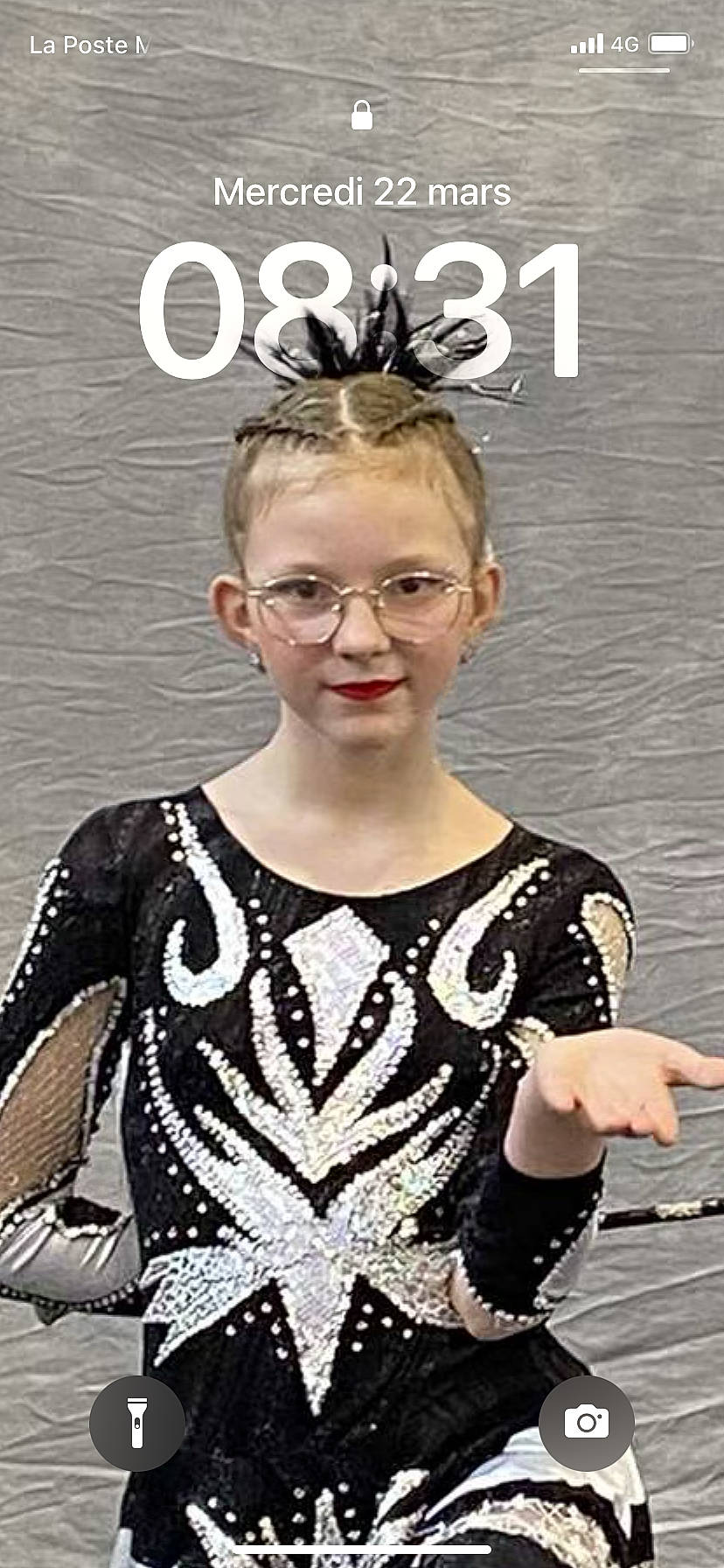 Meissa a rejoint le concours — aidez-le/la à gagner de superbes lots ! arm, beauty, cool, eyewear, fashion, fashion_design, gesture, glasses, hair, hairstyle, hand, happy, head, headpiece, jewellery, joy, pattern, person, sleeve, smile