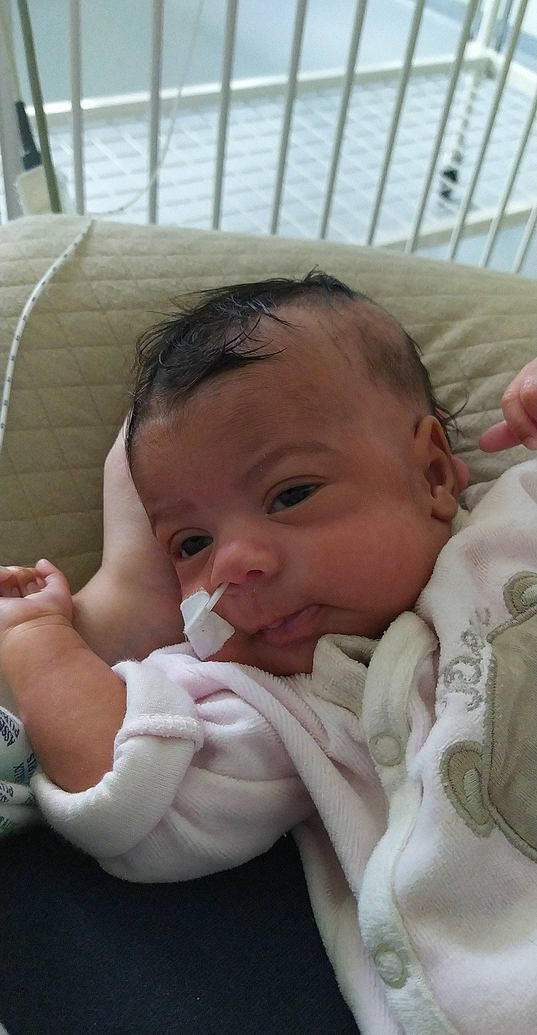 Kaylee participe au concours pour gagner de l'argent avec cette photo : baby, baby_safety, baby_toddler_clothing, cheek, chin, comfort, eye, eyebrow, finger, gesture, hand, happy, head, lip, mouth, nose, person, skin, smile, thumb