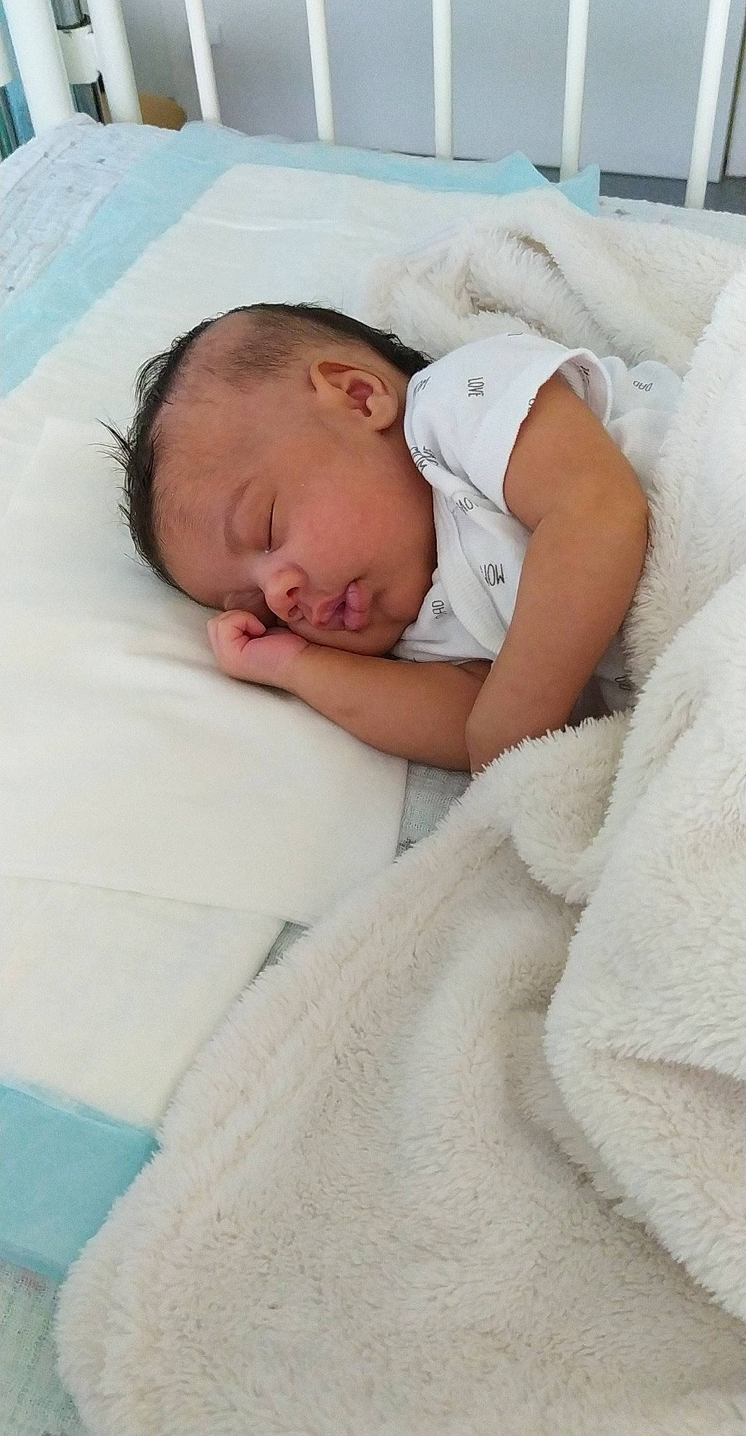 Kaylee participe au concours pour gagner de l'argent avec cette photo : baby, baby_products, baby_sleeping, baby_toddler_clothing, bedding, bedtime, blanket, child, comfort, event, face, fur, hat, linens, nap, person, room, skin, sleep, toddler