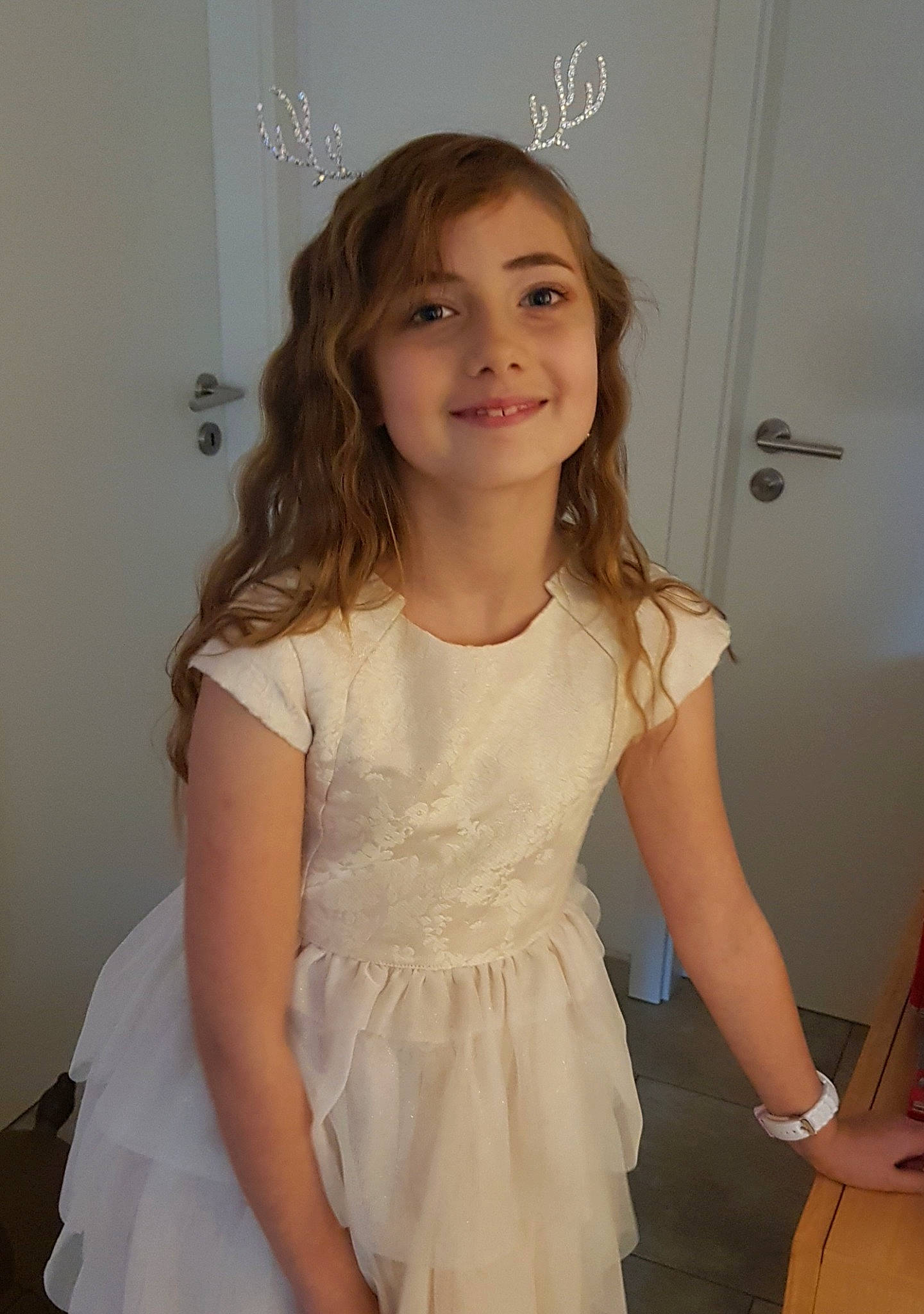 Eloane a rejoint le concours — aidez-le/la à gagner de superbes lots ! arm, day_dress, dress, embellishment, facial_expression, fashion_design, flash_photography, flooring, formal_wear, hair, happy, iris, joint, joy, neck, person, shoulder, skin, sleeve, smile