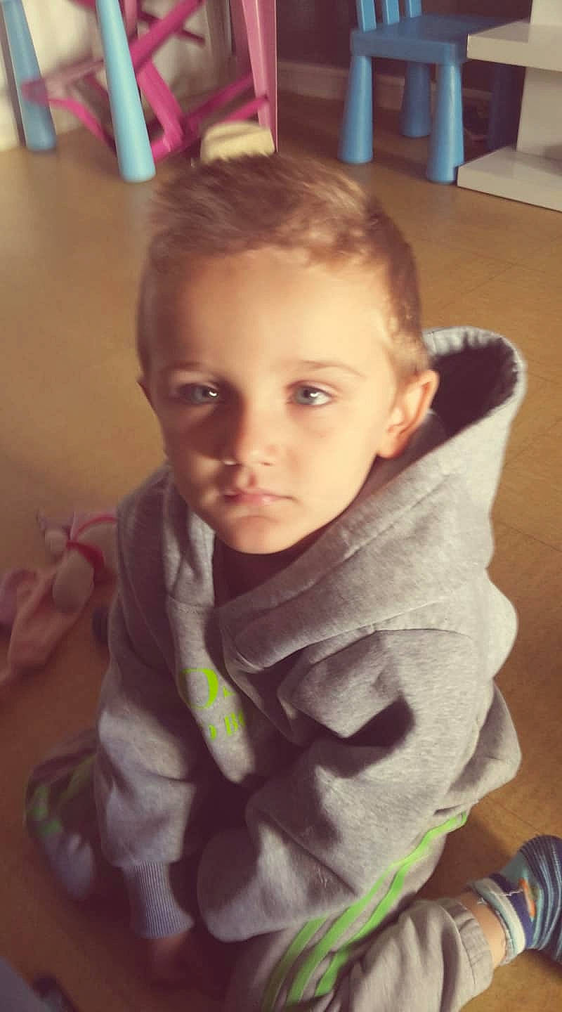 Timeo a rejoint le concours — aidez-le/la à gagner de superbes lots ! cheek, child, day, ear, eye, fun, girl, hair, hairstyle, head, human_hair_color, infant, iris, neck, person, play, product, skin, textile, toddler