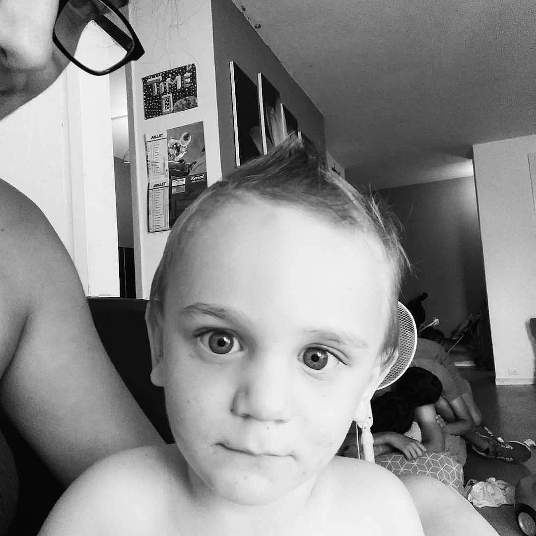 Tilio participe au concours pour gagner de l'argent avec cette photo : black, black_and_white, cheek, child, chin, ear, eye, eyebrow, face, forehead, girl, hair, hairstyle, head, human_hair_color, monochrome_photography, nose, person, photograph, photography