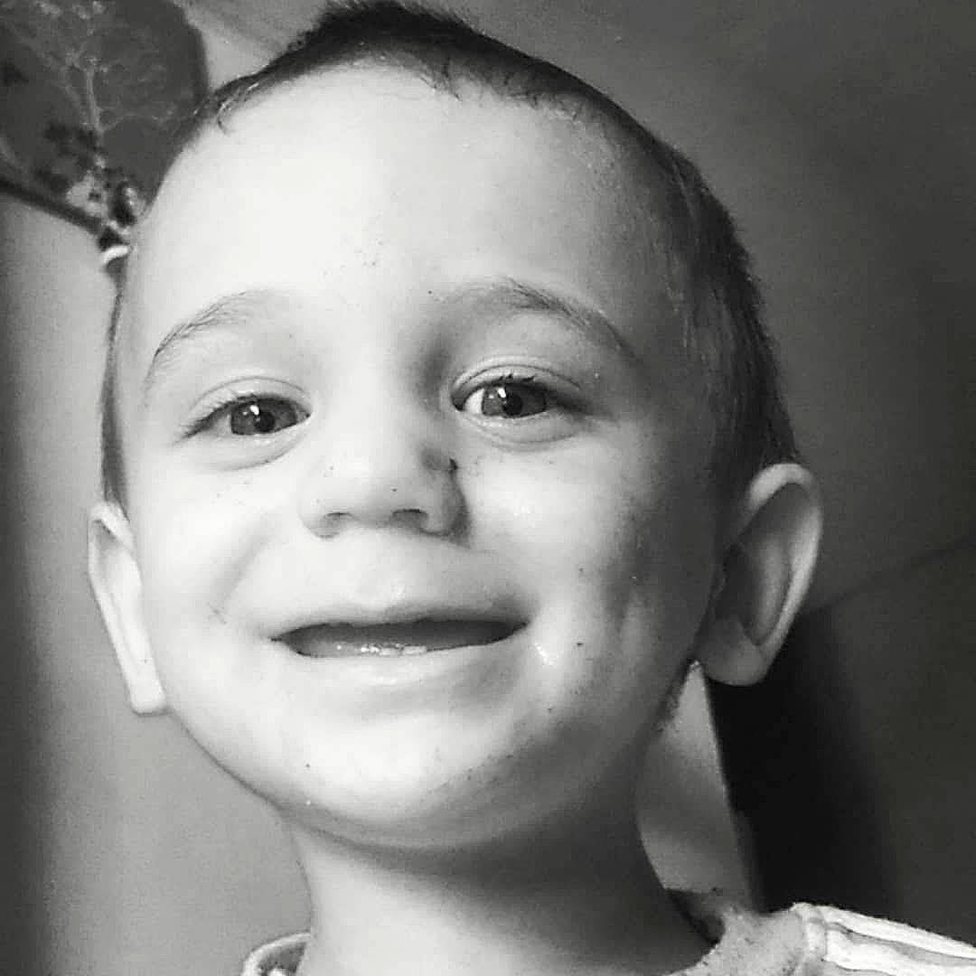 Tilio participe au concours pour gagner de l'argent avec cette photo : black_and_white, cheek, child, chin, close_up, emotion, eye, eyebrow, face, forehead, girl, head, joy, lip, monochrome, monochrome_photography, nose, person, portrait, portrait_photography