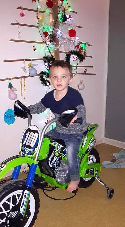 Tilio participe au concours pour gagner de l'argent avec cette photo : bicycle_accessory, headgear, holiday, person, product, vehicle