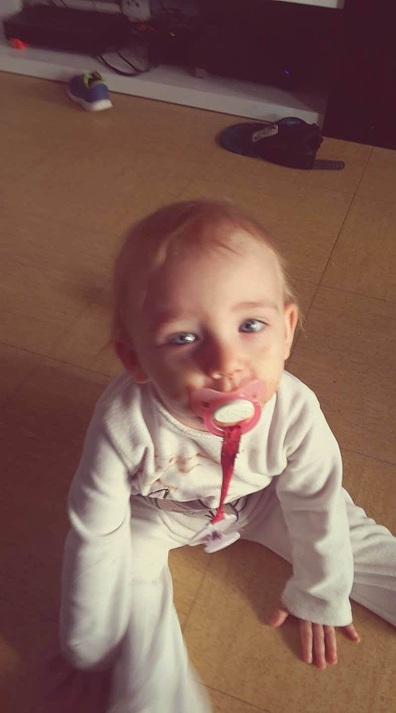 Tiliana participe au concours pour gagner de l'argent avec cette photo : boy, cheek, child, eye, fun, girl, hair, hairstyle, head, human_hair_color, infant, mouth, nose, organ, person, sitting, skin, smile, standing, toddler