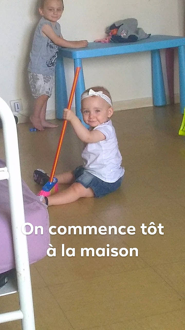 Tiliana a rejoint le concours — aidez-le/la à gagner de superbes lots ! child, day, floor, flooring, fun, girl, infant, joint, joy, leg, leisure, person, photo_caption, play, product, room, standing, toddler