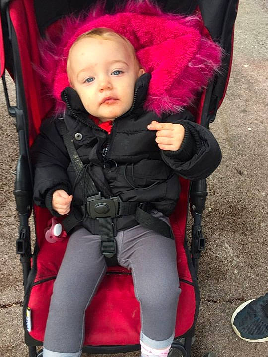 Tiliana a rejoint le concours — aidez-le/la à gagner de superbes lots ! baby_carriage, baby_products, car_seat, child, costume, outerwear, person, personal_protective_equipment, product, red, toddler